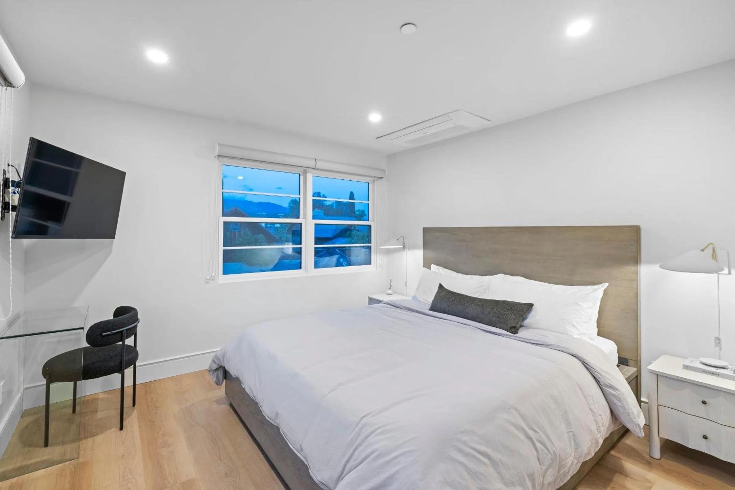 Bed in Casa Jardin - Boutique Suites in Downtown Santa Barbara