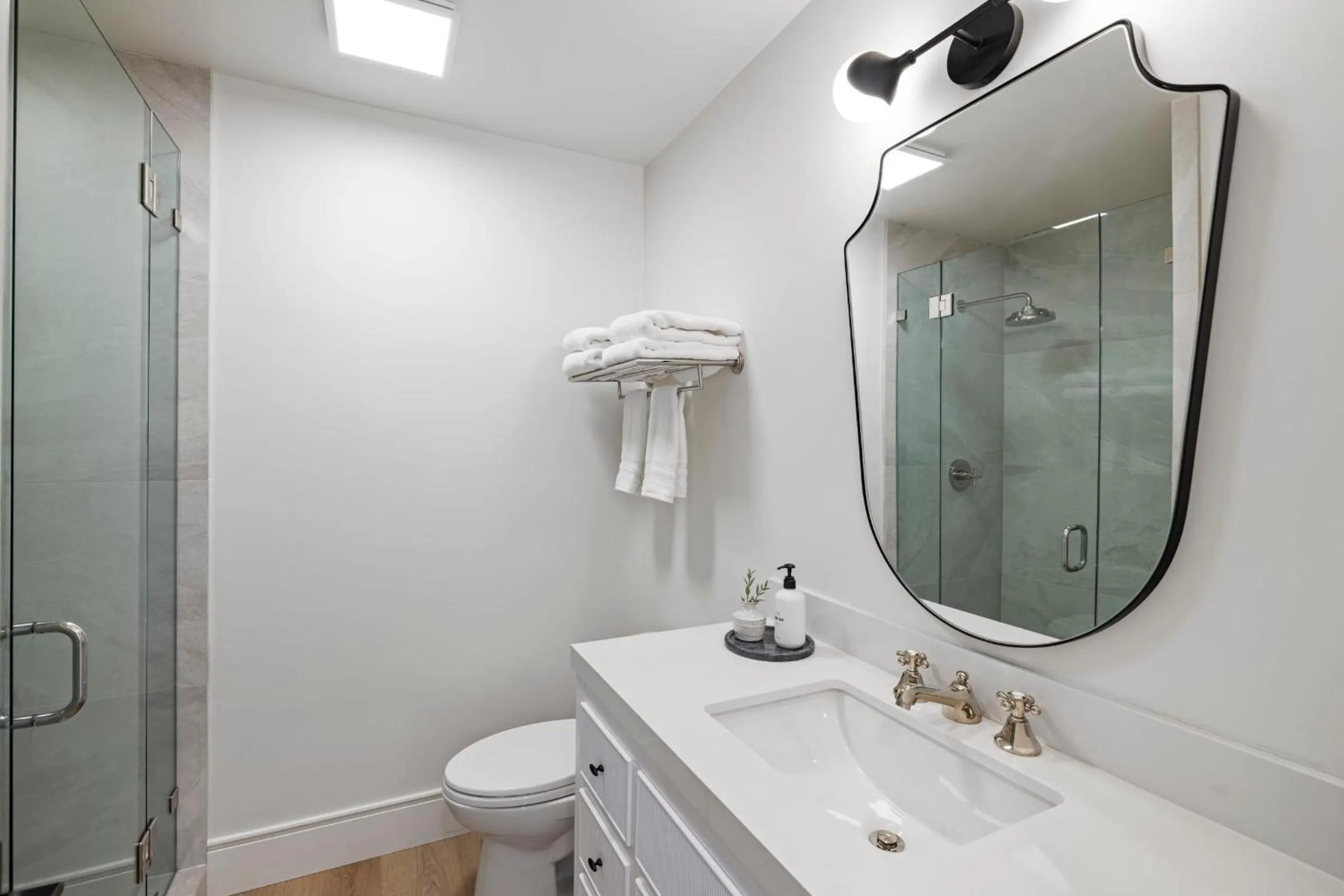 Toilet in Casa Jardin - Boutique Suites in Downtown Santa Barbara