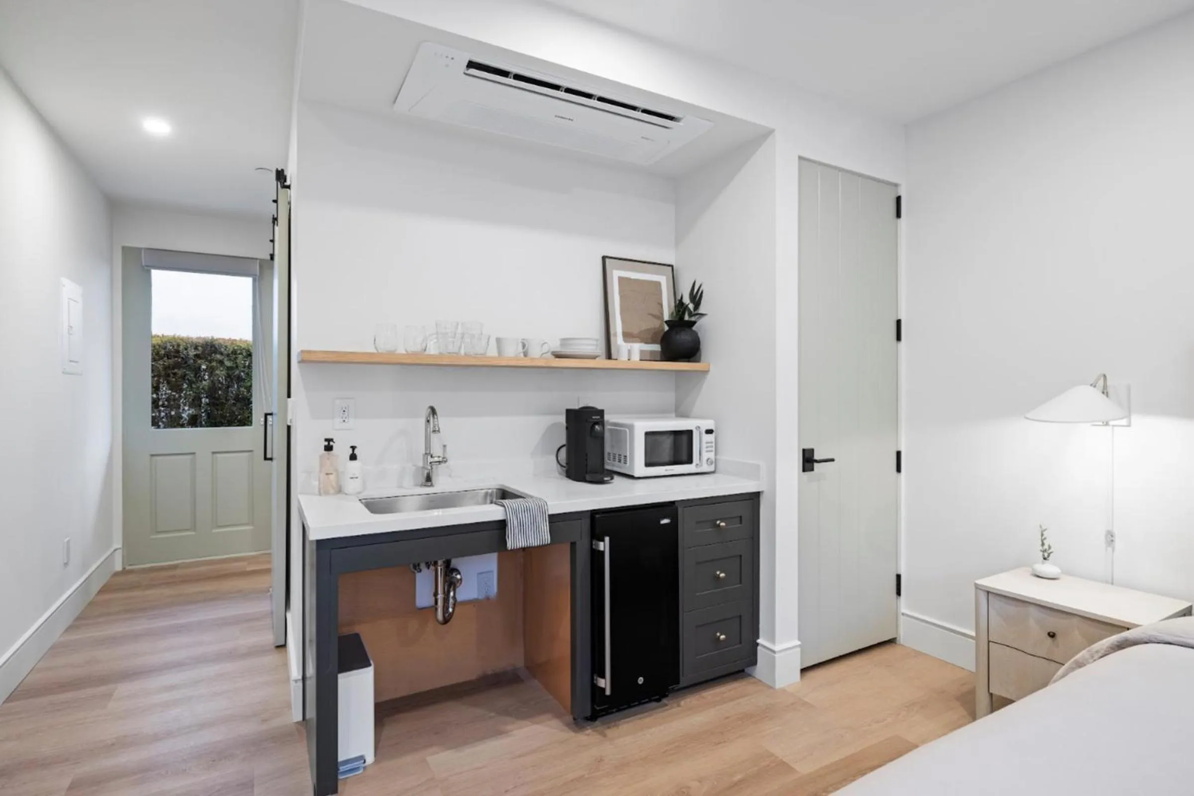 Coffee/tea facilities, Bed in Casa Jardin - Boutique Suites in Downtown Santa Barbara