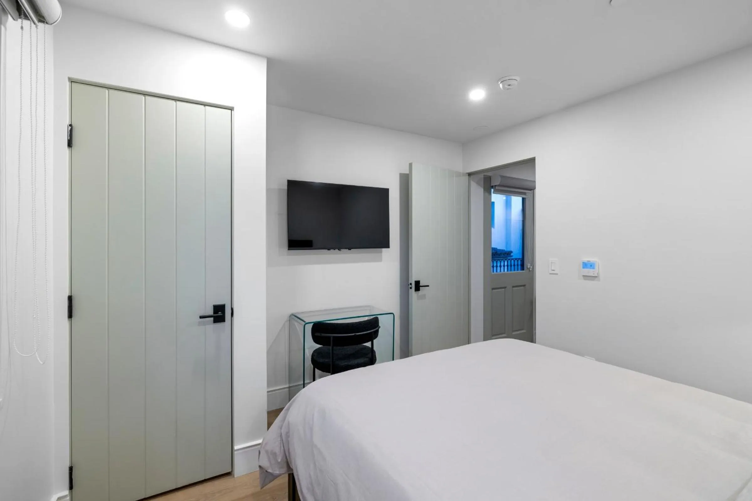 Bed in Casa Jardin - Boutique Suites in Downtown Santa Barbara