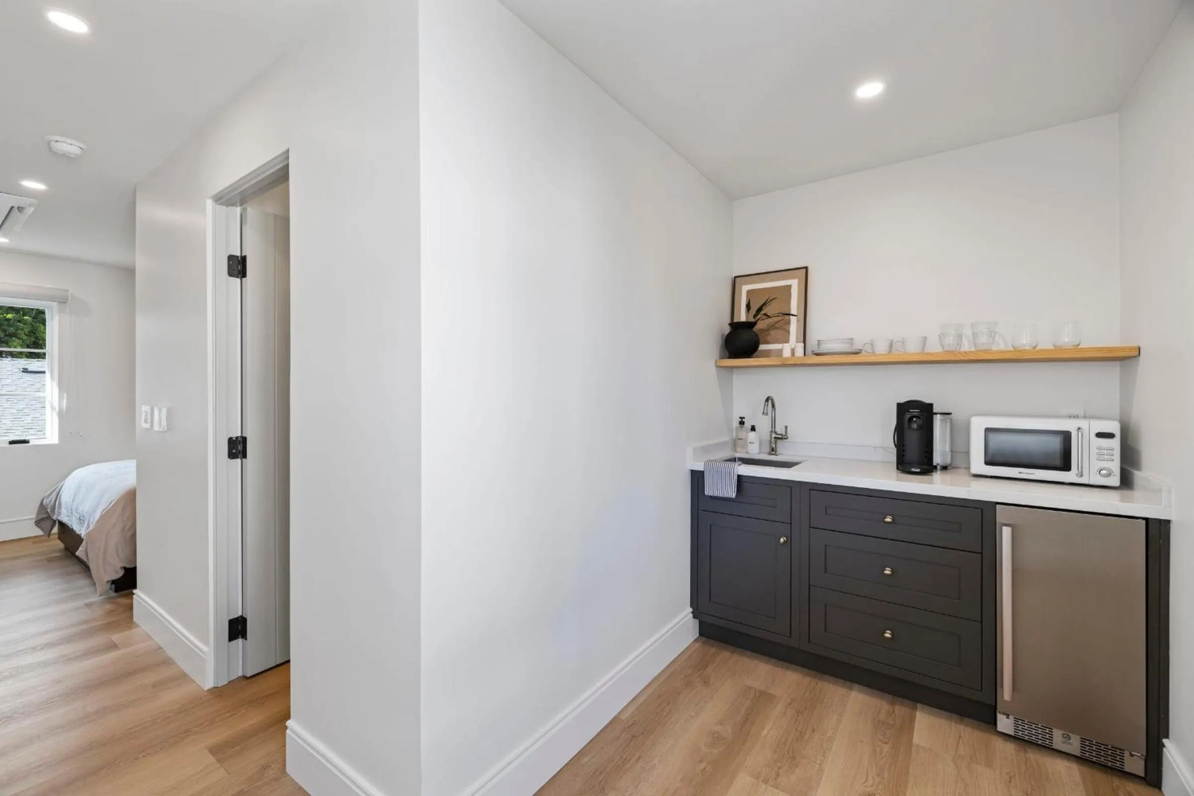 Coffee/tea facilities, Bed in Casa Jardin - Boutique Suites in Downtown Santa Barbara