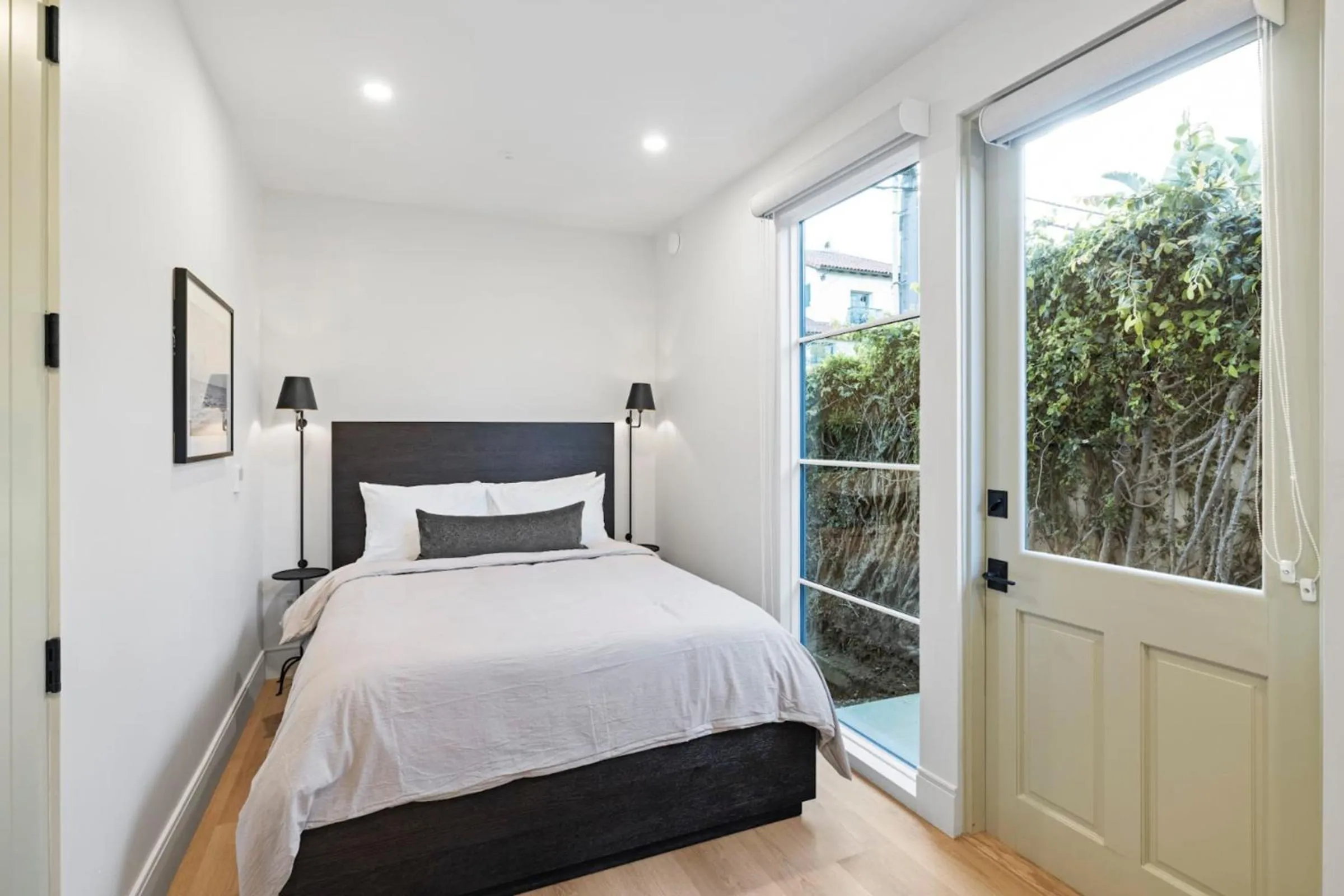 Bed in Casa Jardin - Boutique Suites in Downtown Santa Barbara