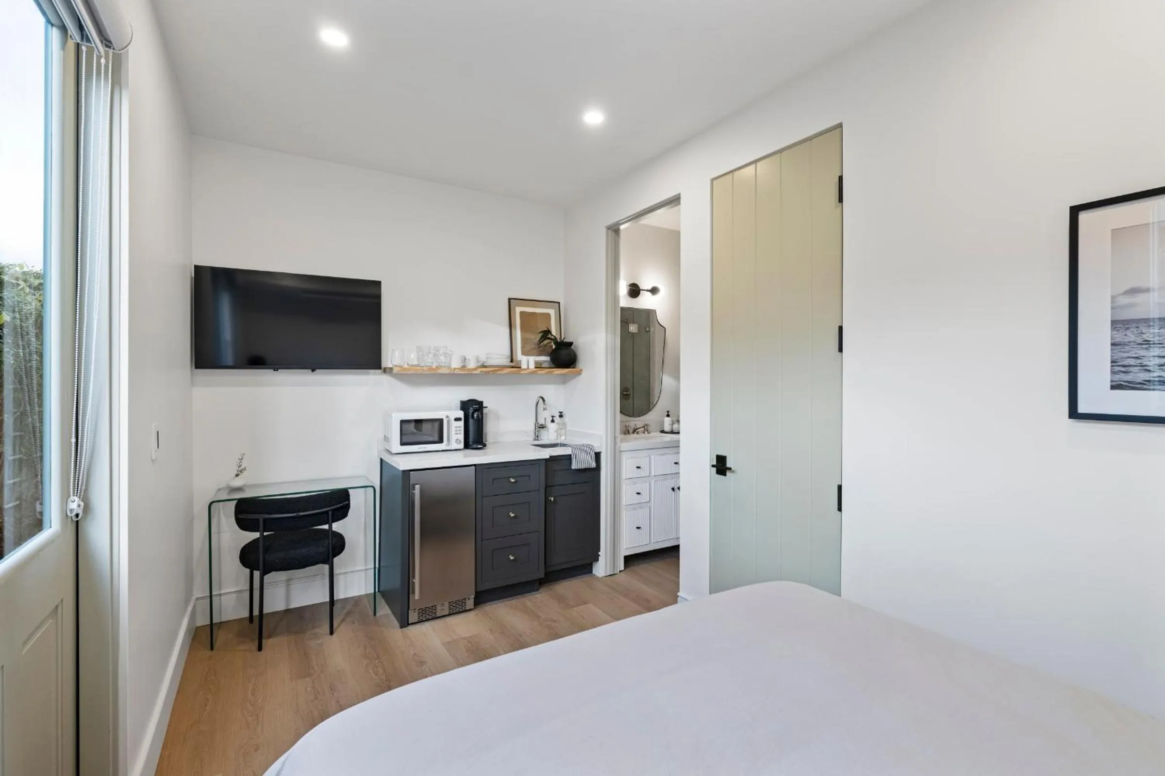 Bed in Casa Jardin - Boutique Suites in Downtown Santa Barbara