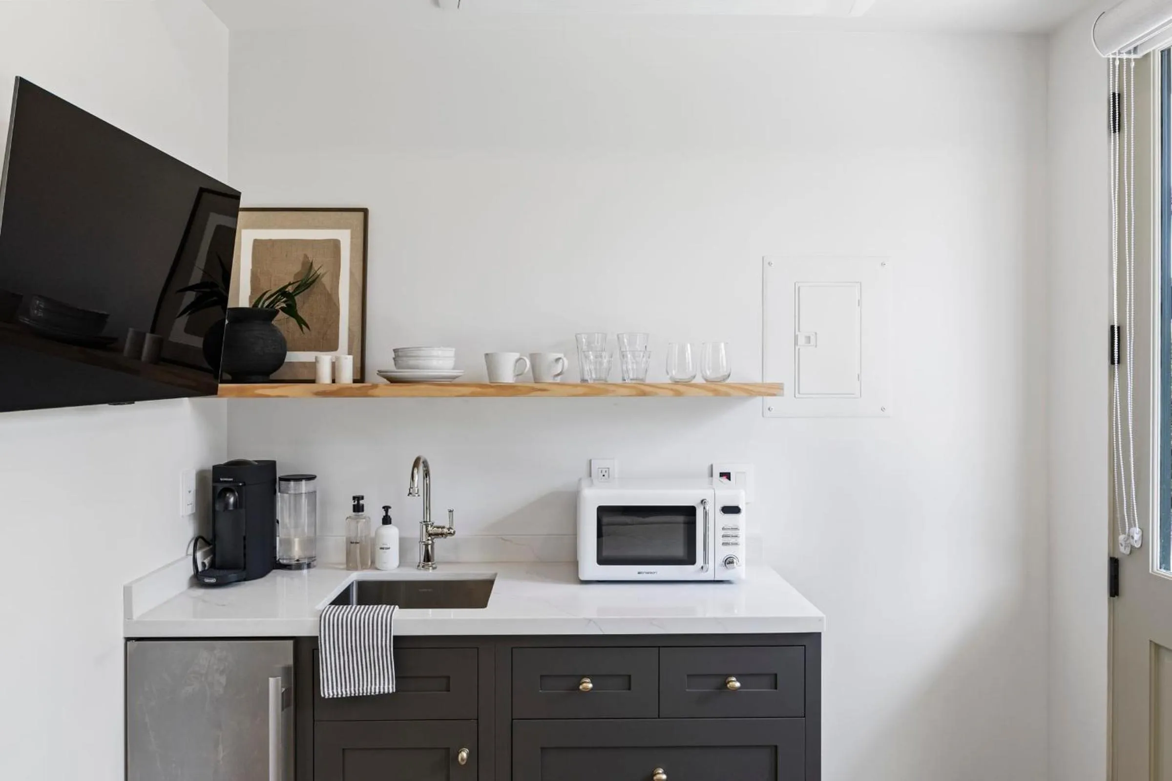 Kitchen or kitchenette in Casa Jardin - Boutique Suites in Downtown Santa Barbara