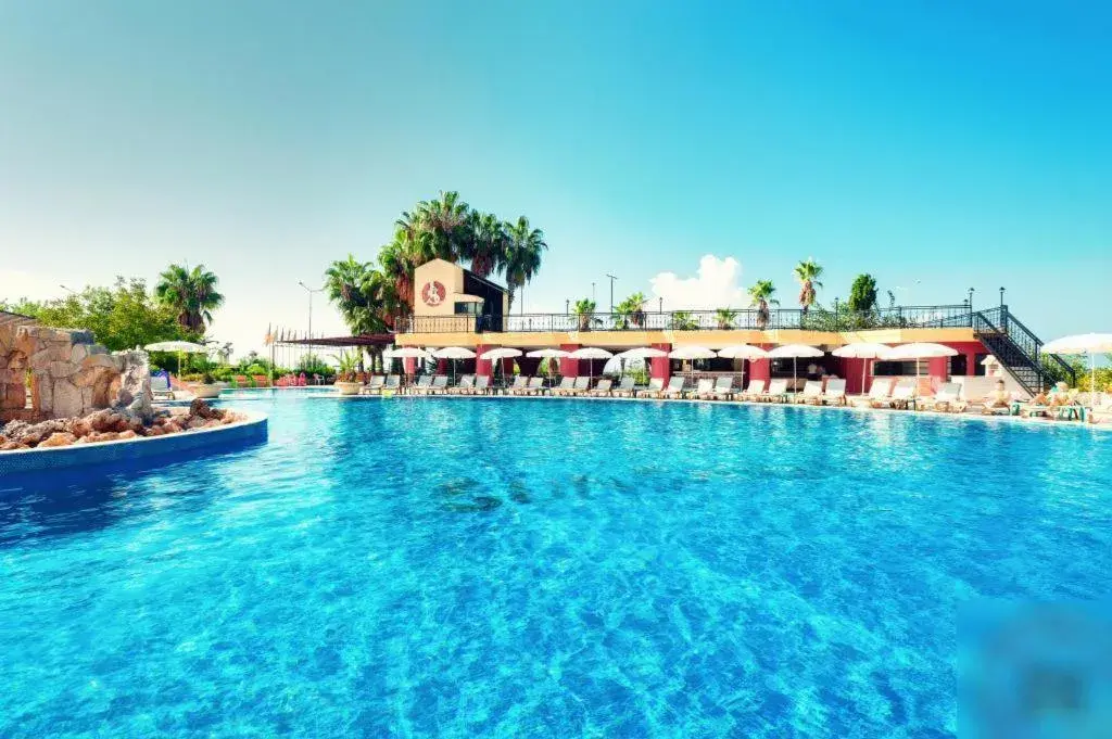 Swimming pool in SUNSHİNE OTEL Swimming pool in SUNSHİNE OTEL