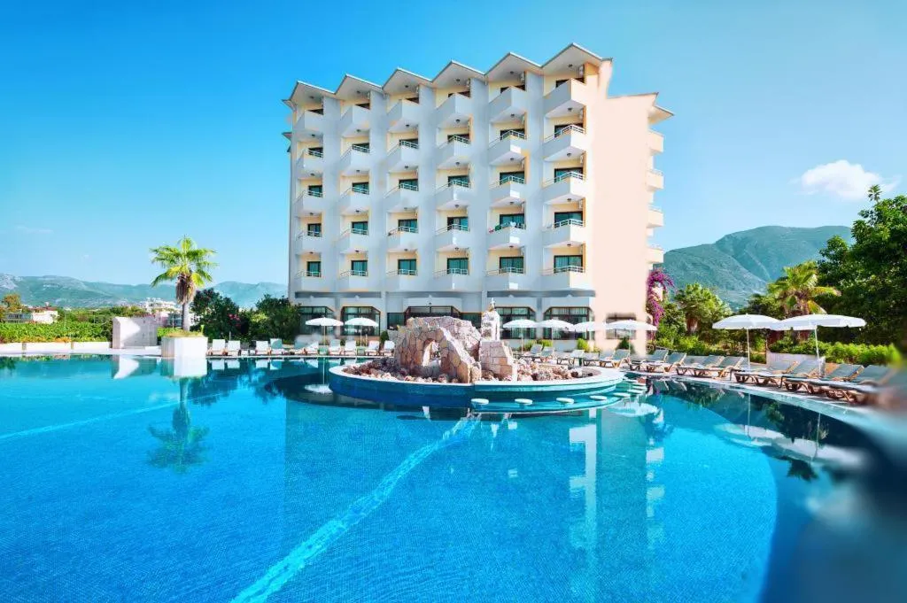 Swimming pool in SUNSHİNE OTEL