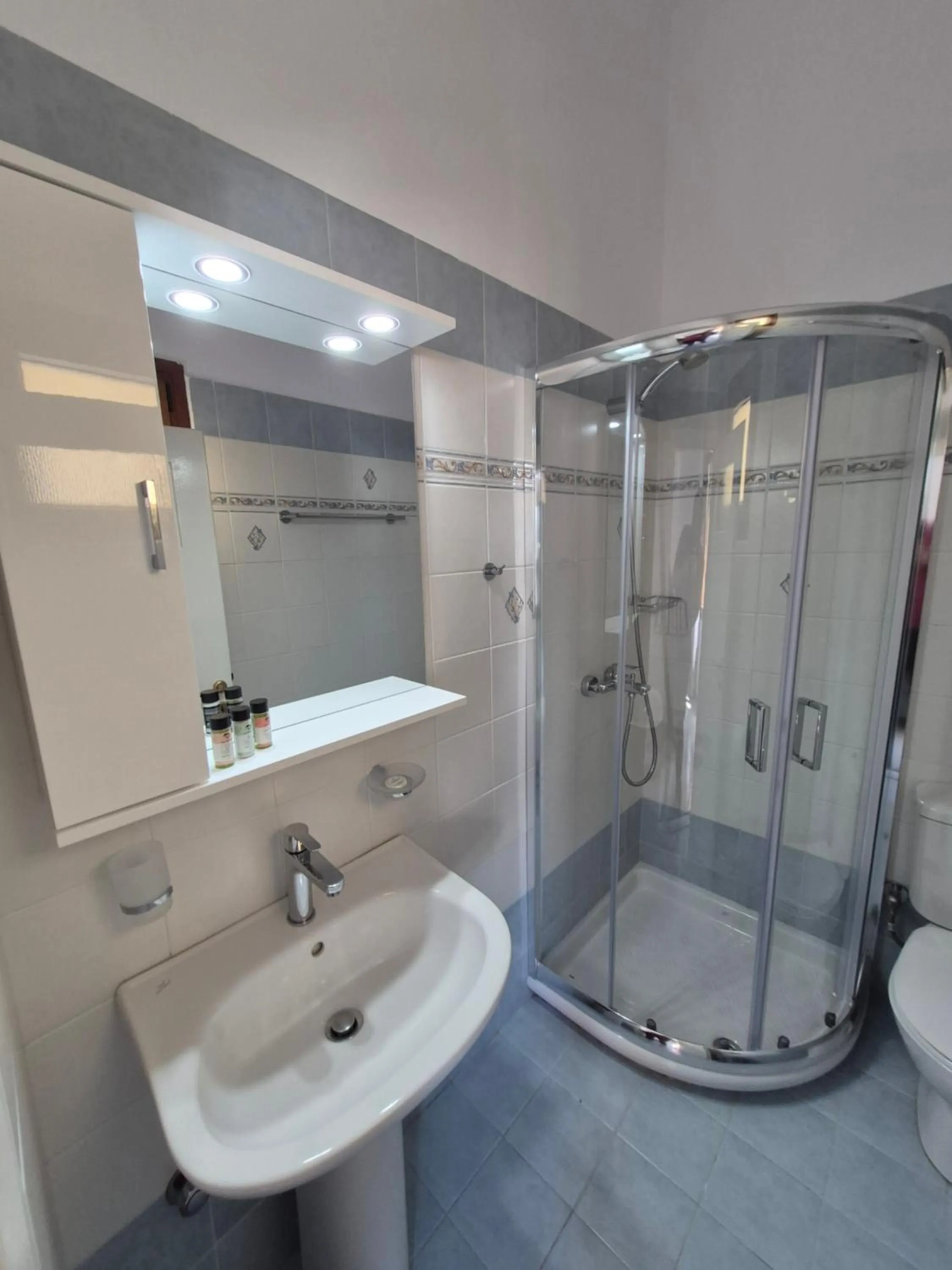 Bathroom in NaxosAir1