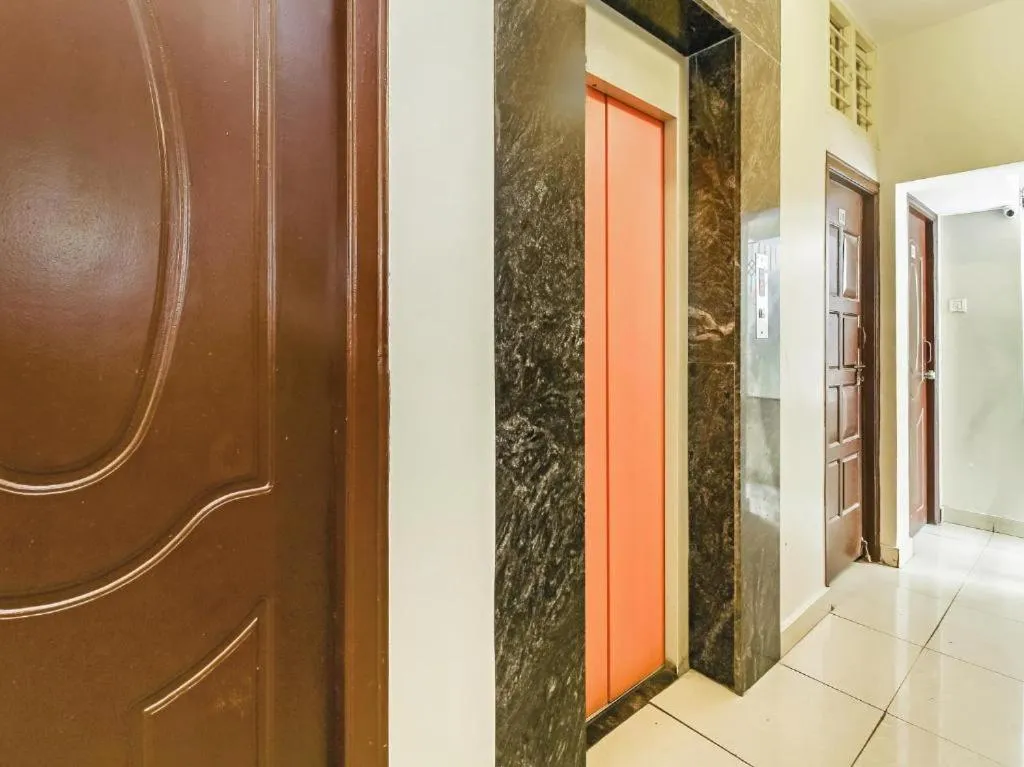 elevator in Parkwood Executive Rooms Inn