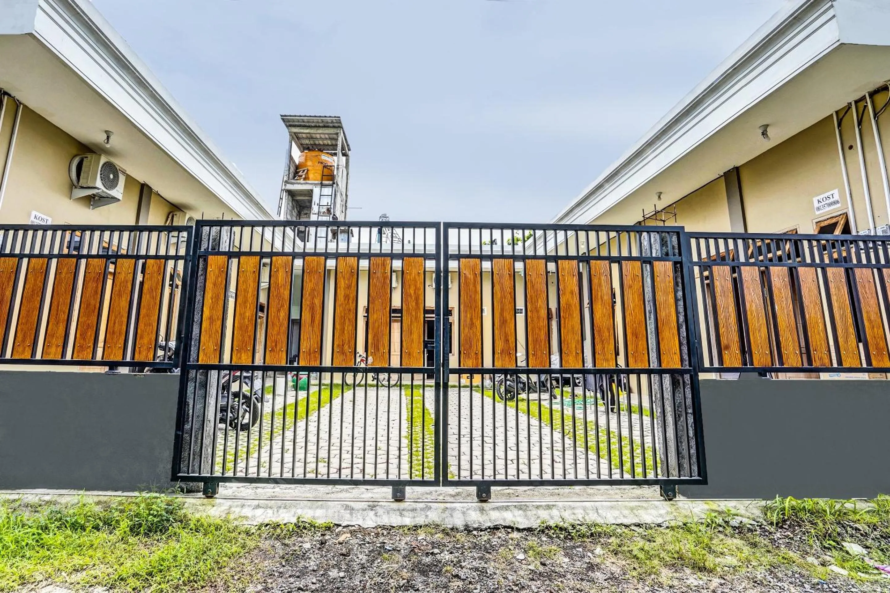 Facade/entrance in OYO 92541 Suny Kost Syariah