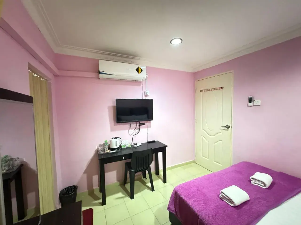 Photo of the whole room, Bed in Darul Salam Orkid Inn Photo of the whole room, Bed in Darul Salam Orkid Inn