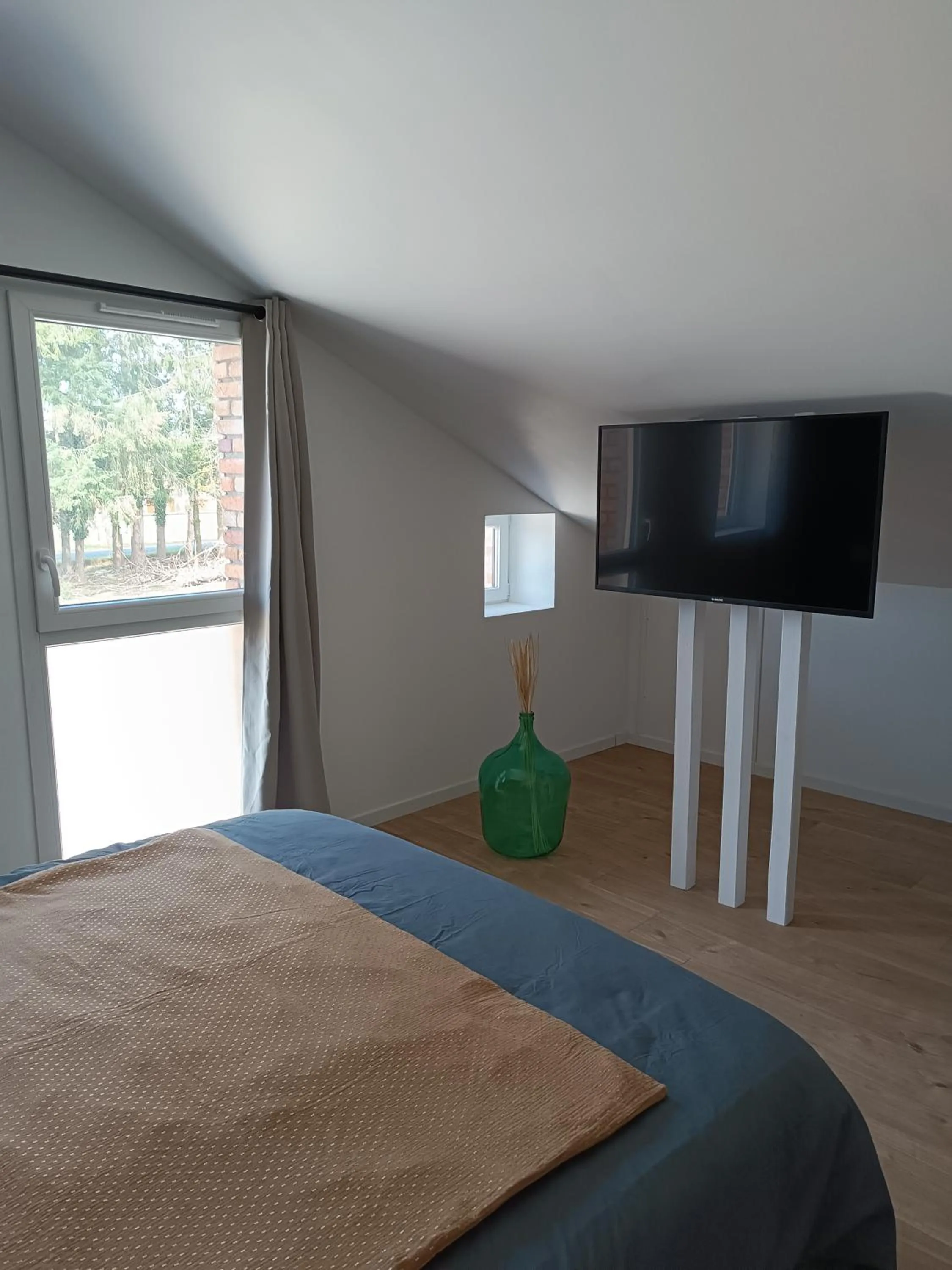 TV/Entertainment Center in A l'Ombre des Bois, Chambre double vue jardin