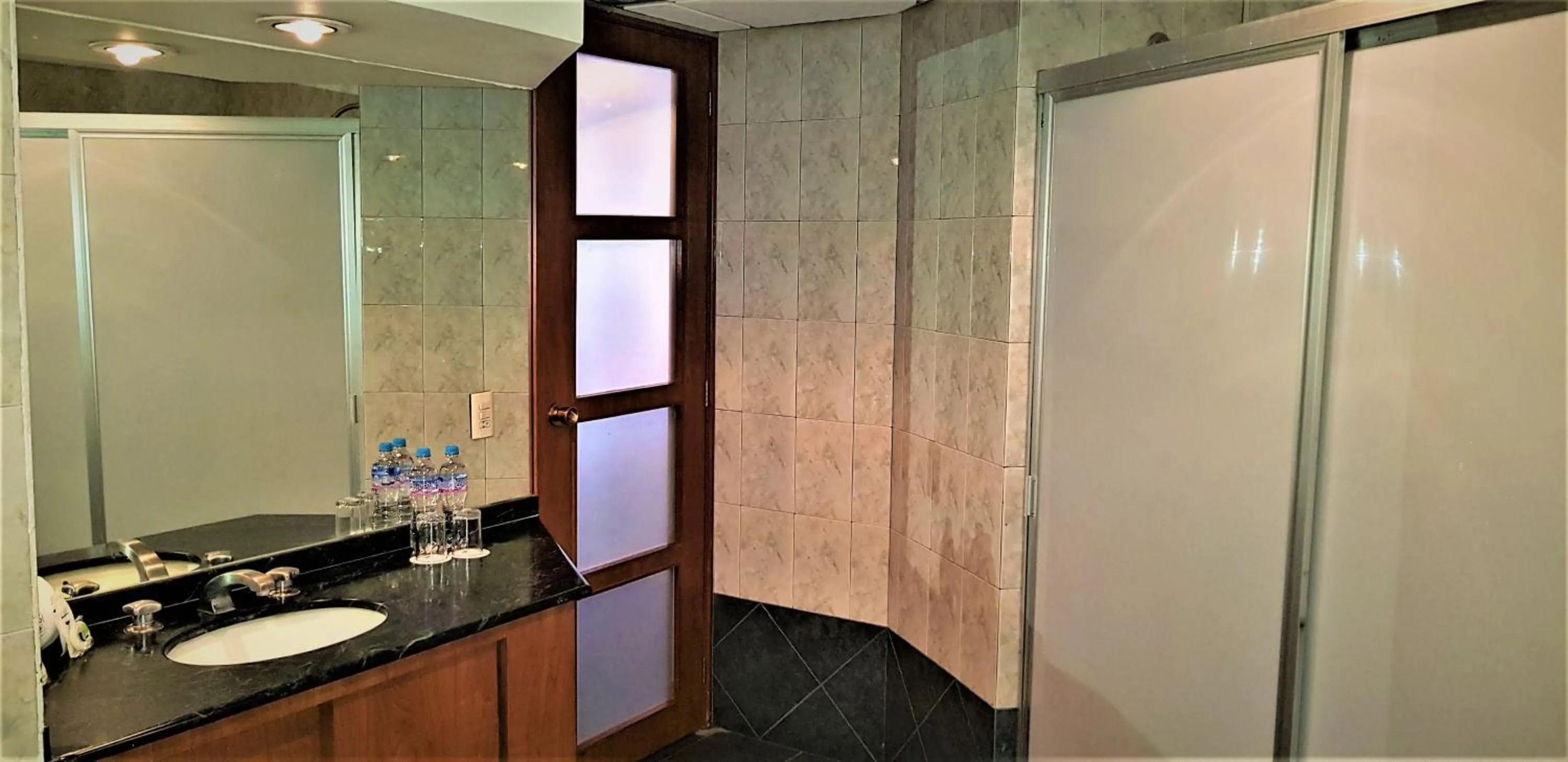 Shower in Hotel Finisterre