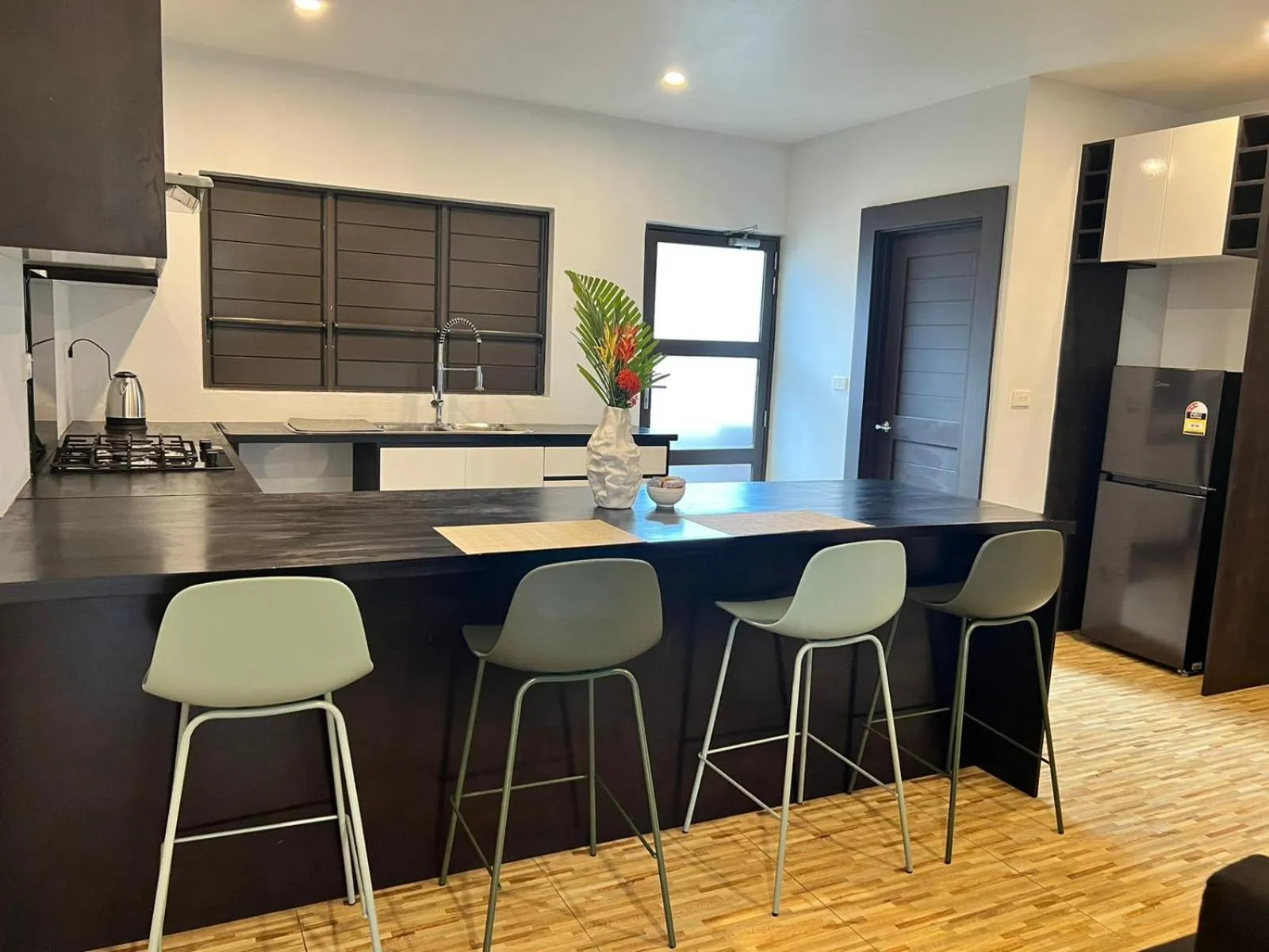 oven in Garden Apartments