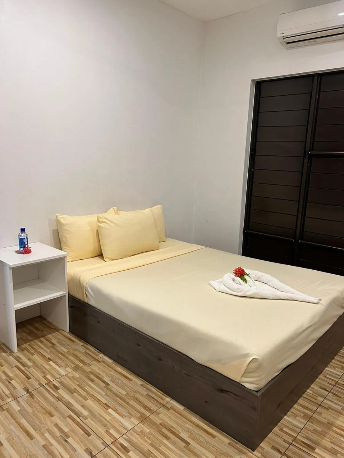 Bedroom, Bed in Garden Apartments