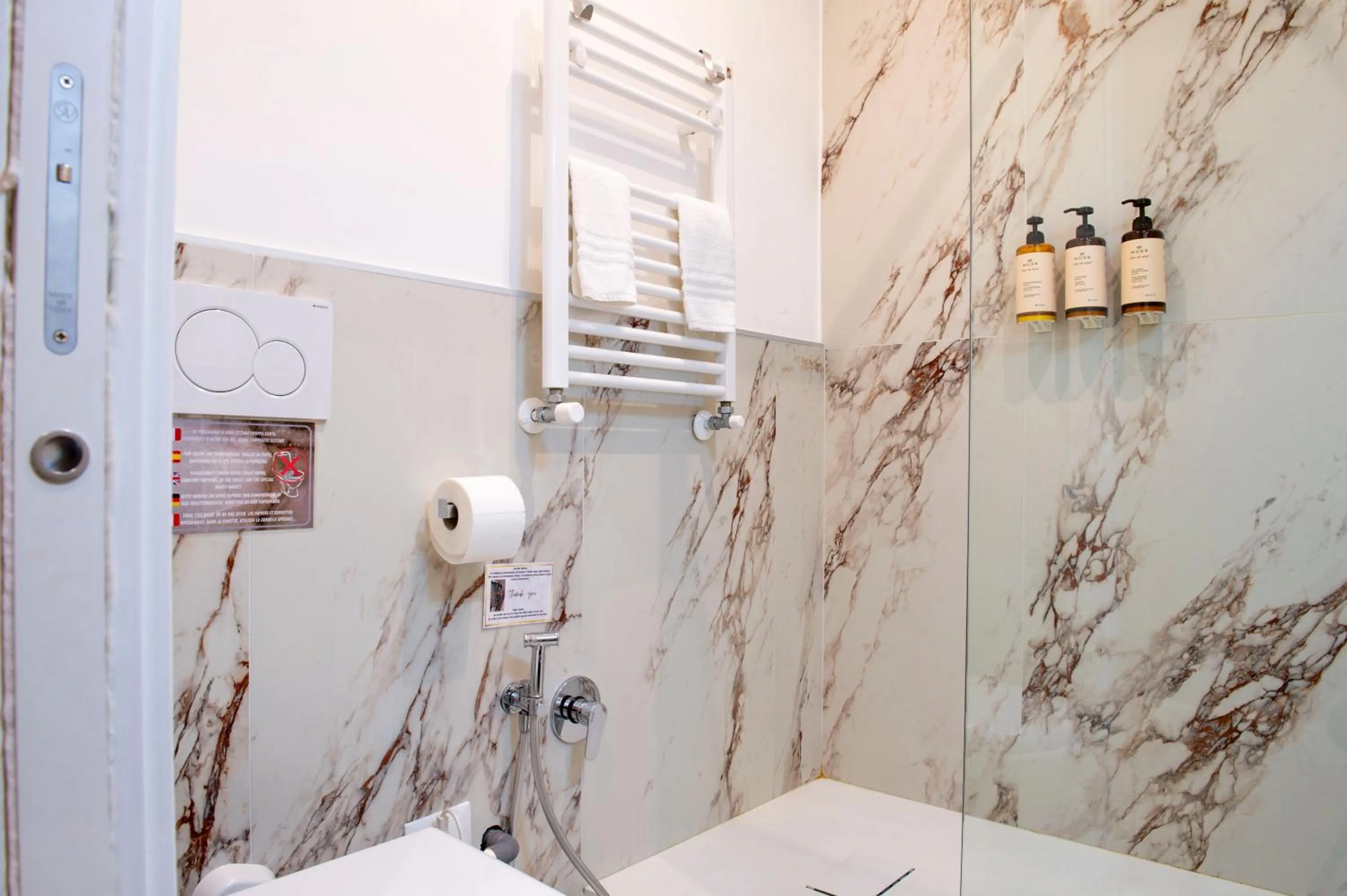 Shower in Hotel AD Suites Nazionale