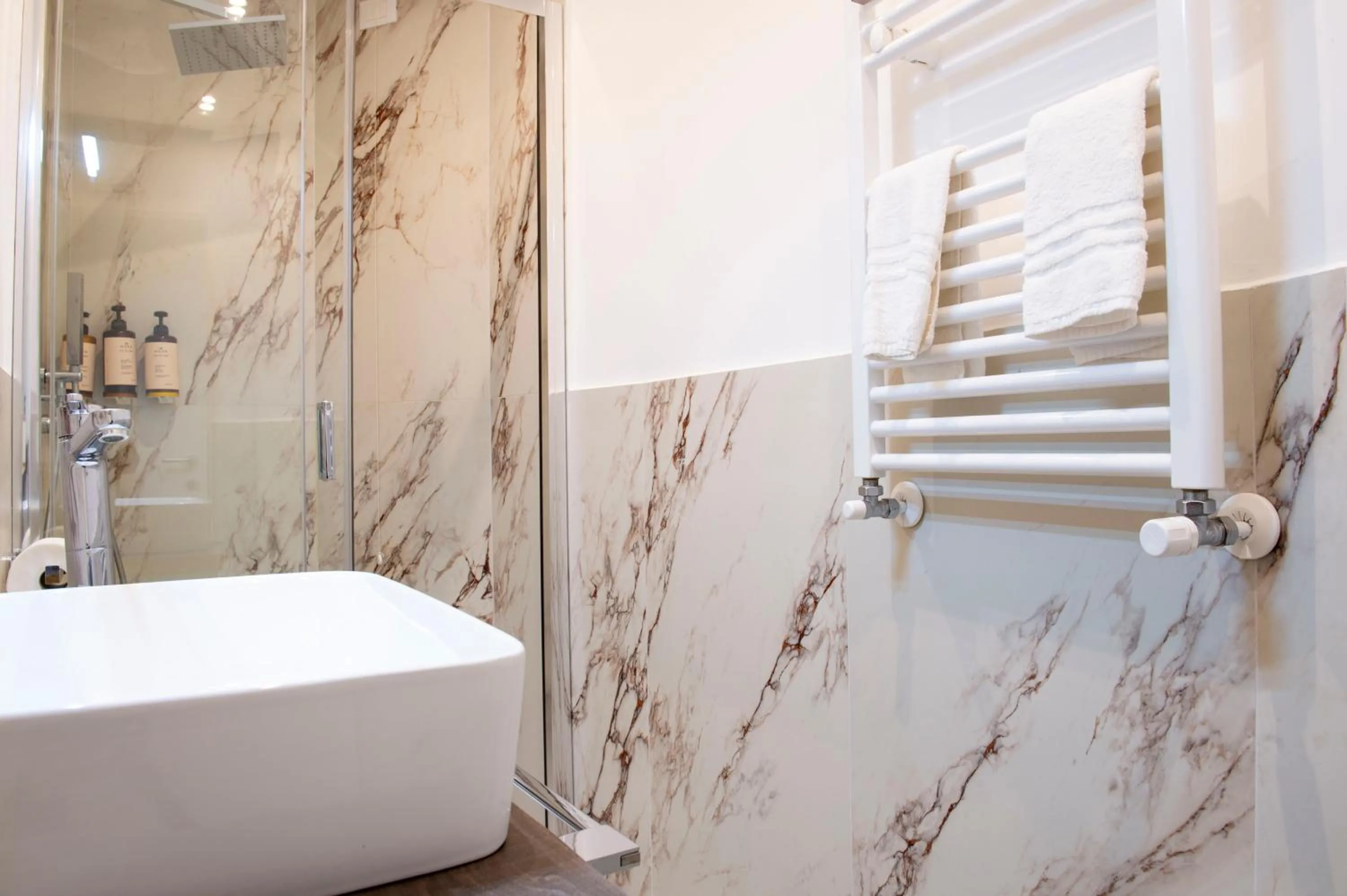 Shower in Hotel AD Suites Nazionale