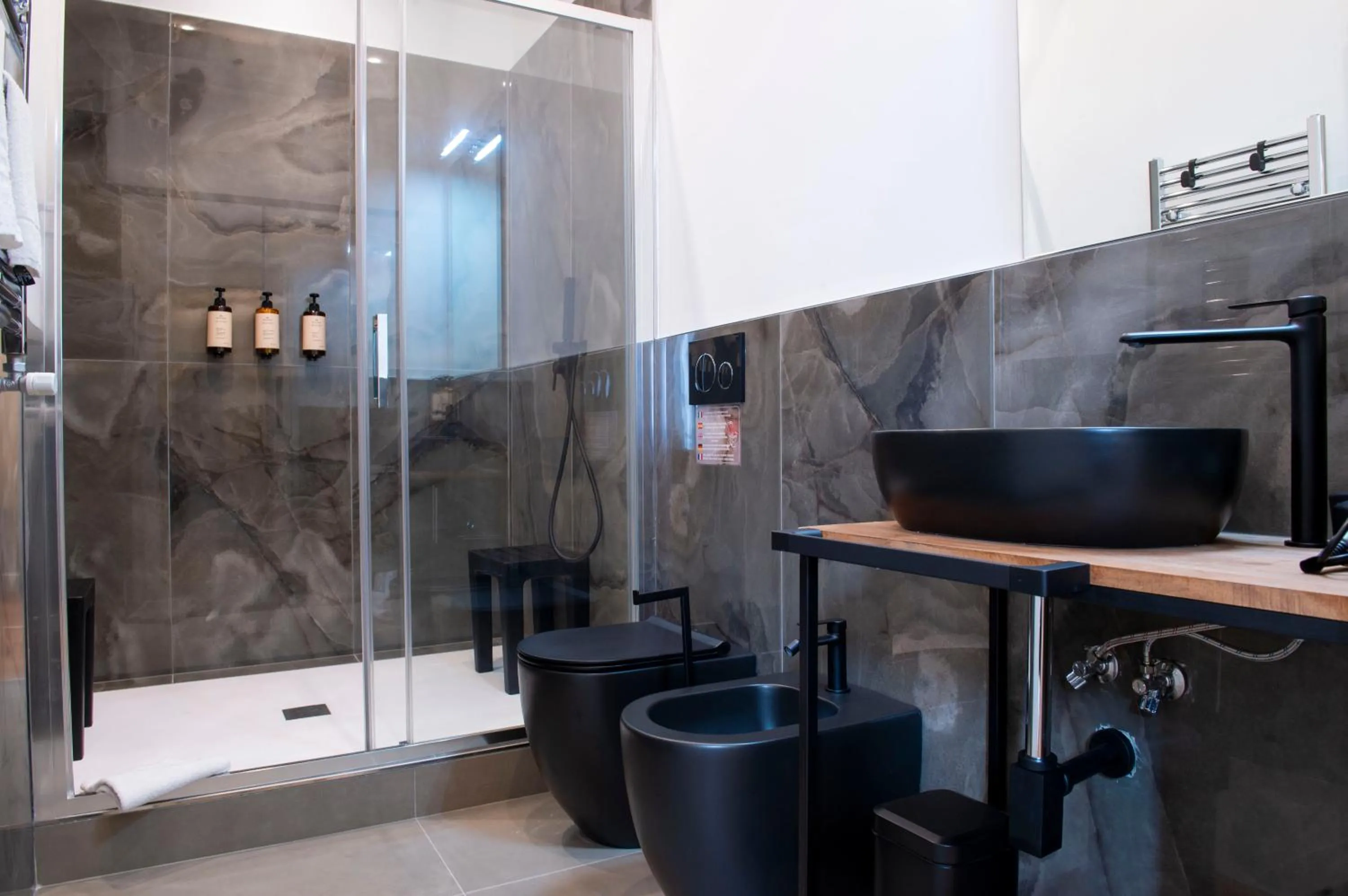 Shower in Hotel AD Suites Nazionale