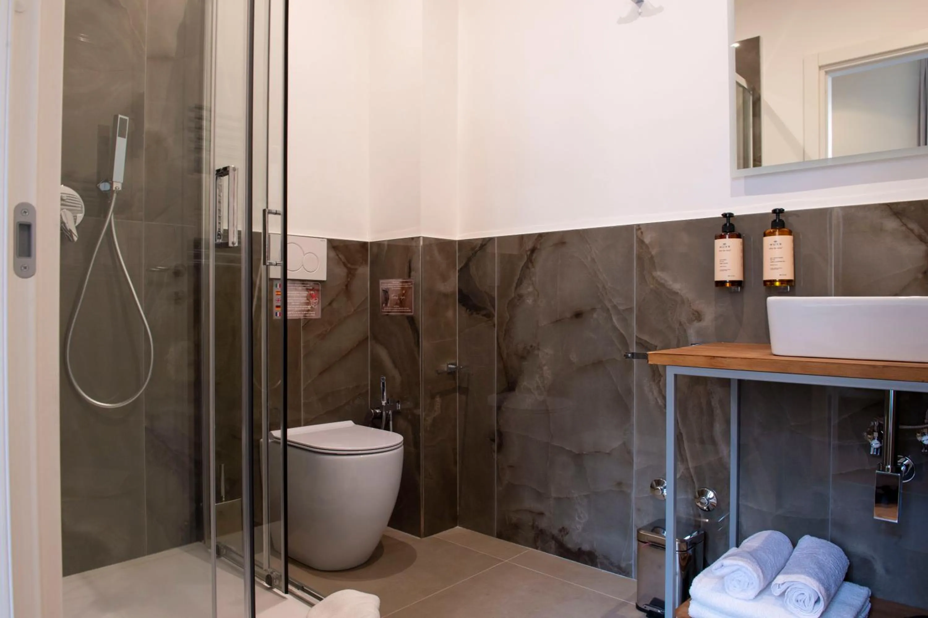 Shower in Hotel AD Suites Nazionale