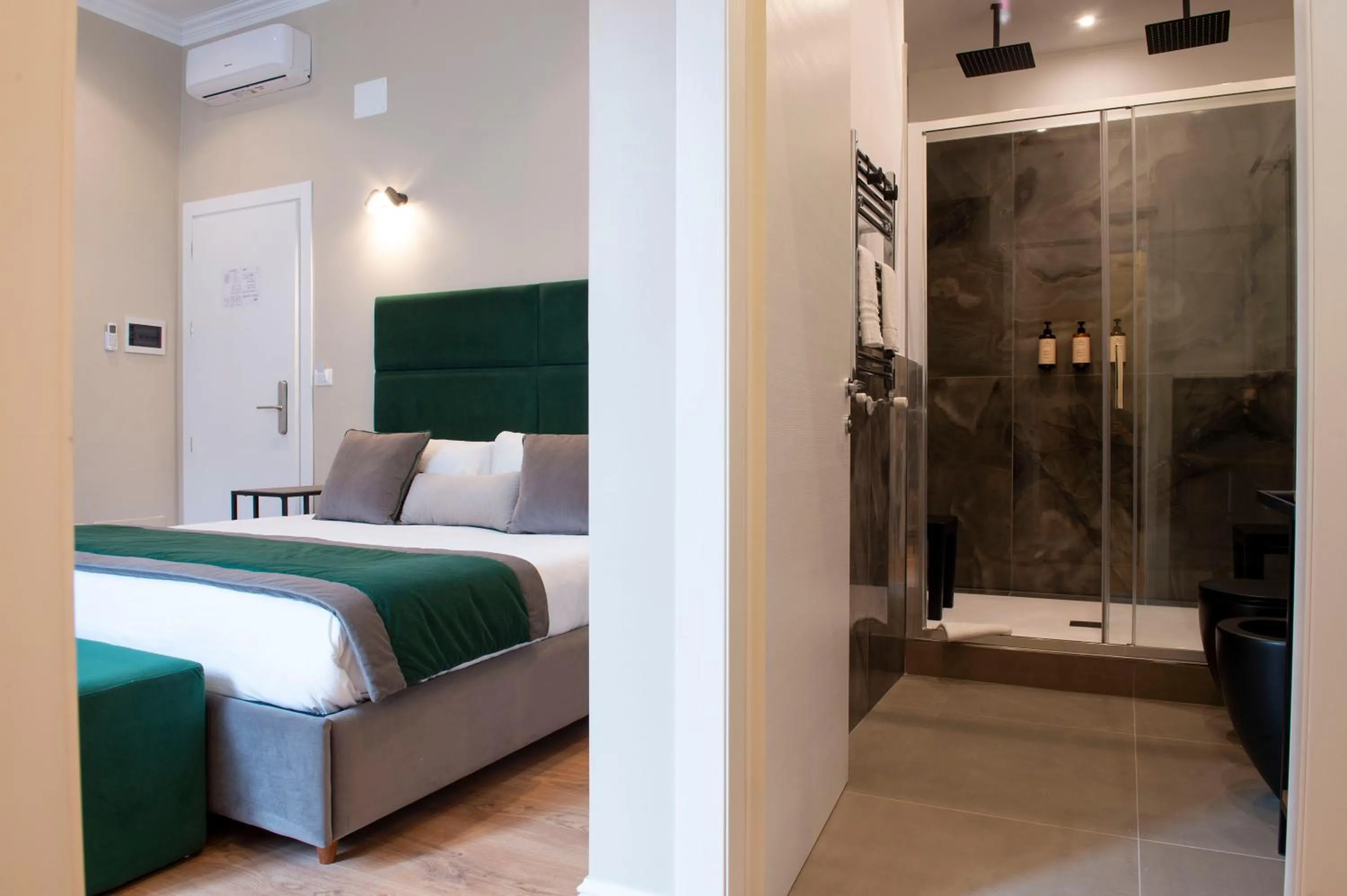 Shower, Bed in Hotel AD Suites Nazionale
