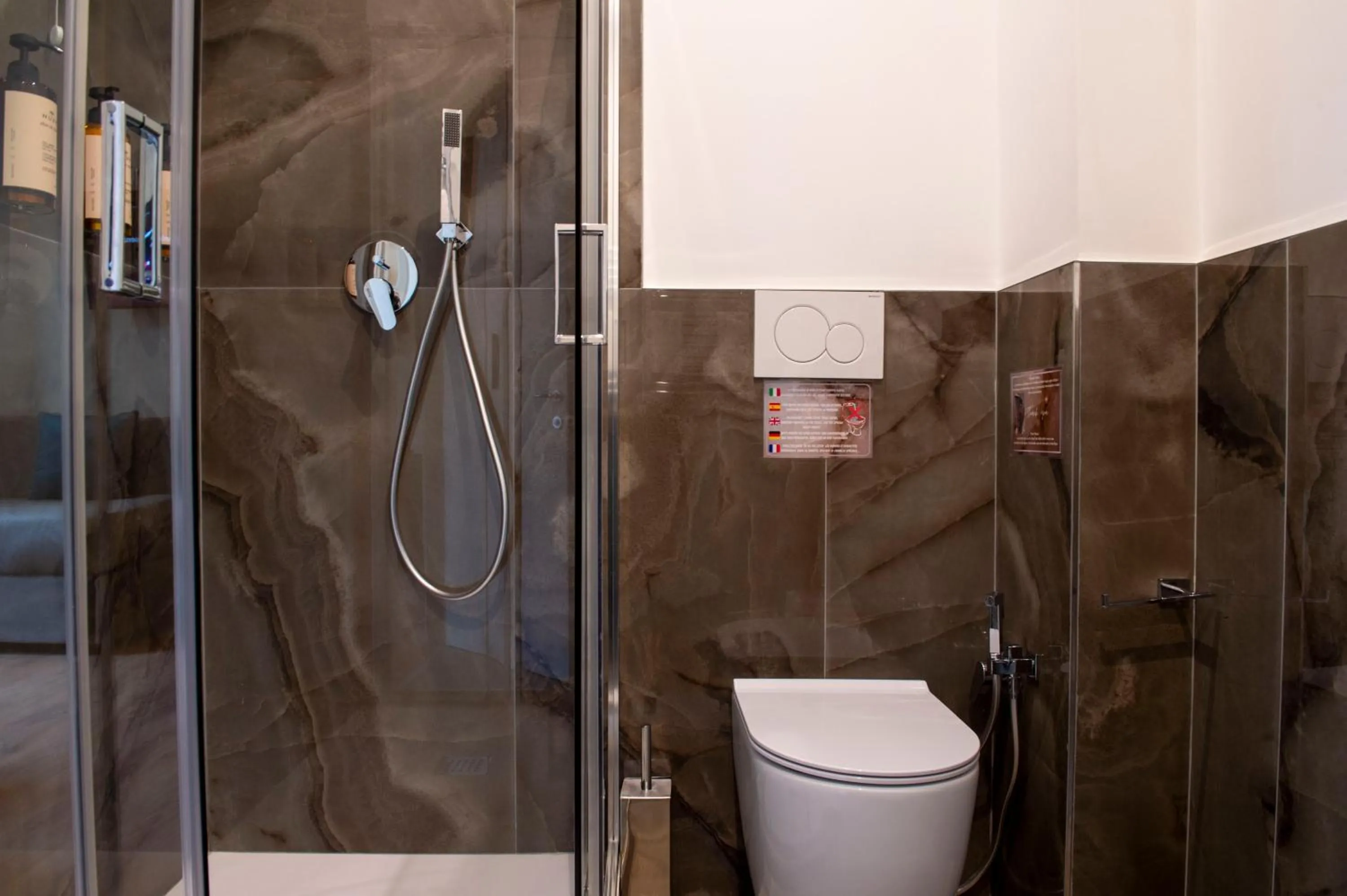 Shower in Hotel AD Suites Nazionale