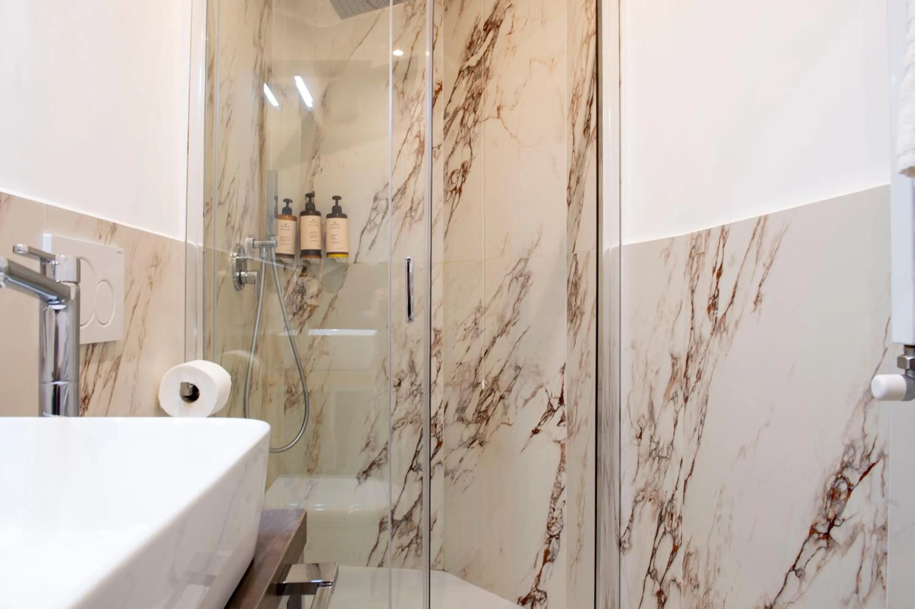 Shower in Hotel AD Suites Nazionale