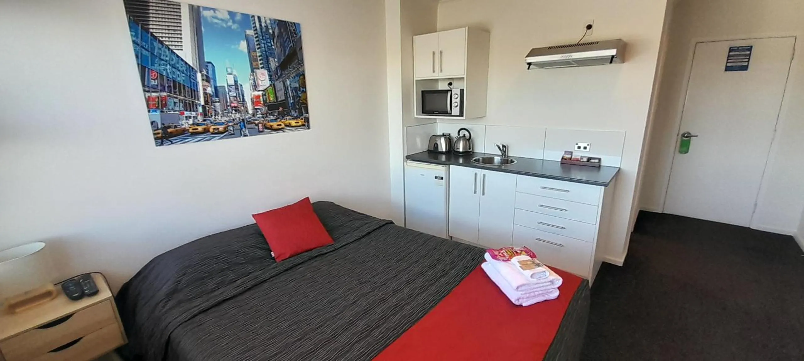 Kitchen or kitchenette, Bed in The Hibernian Studio Apartments - 4 Latter Street