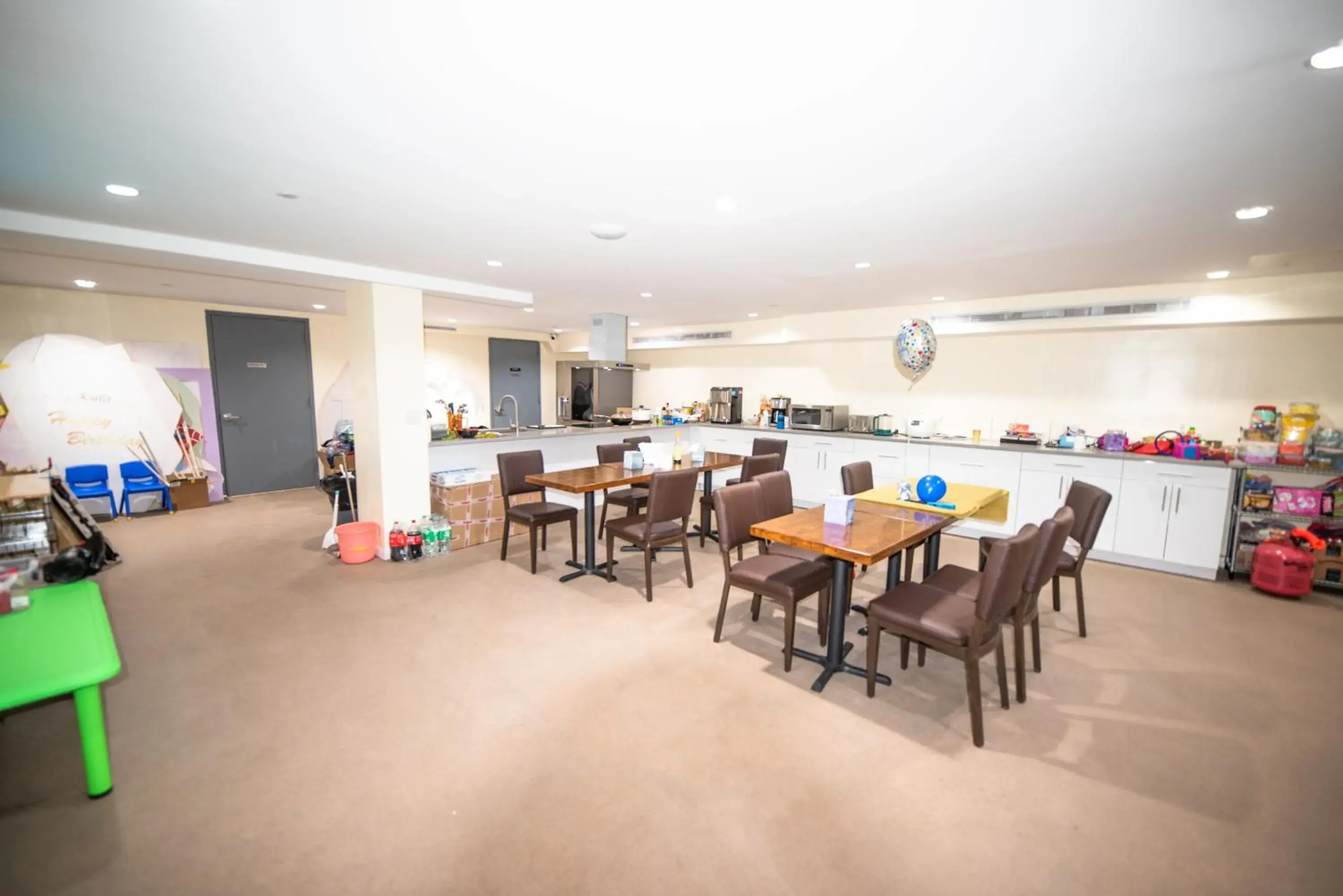 Restaurant/places to eat in Flushing Garden Hotel Restaurant/places to eat in Flushing Garden Hotel