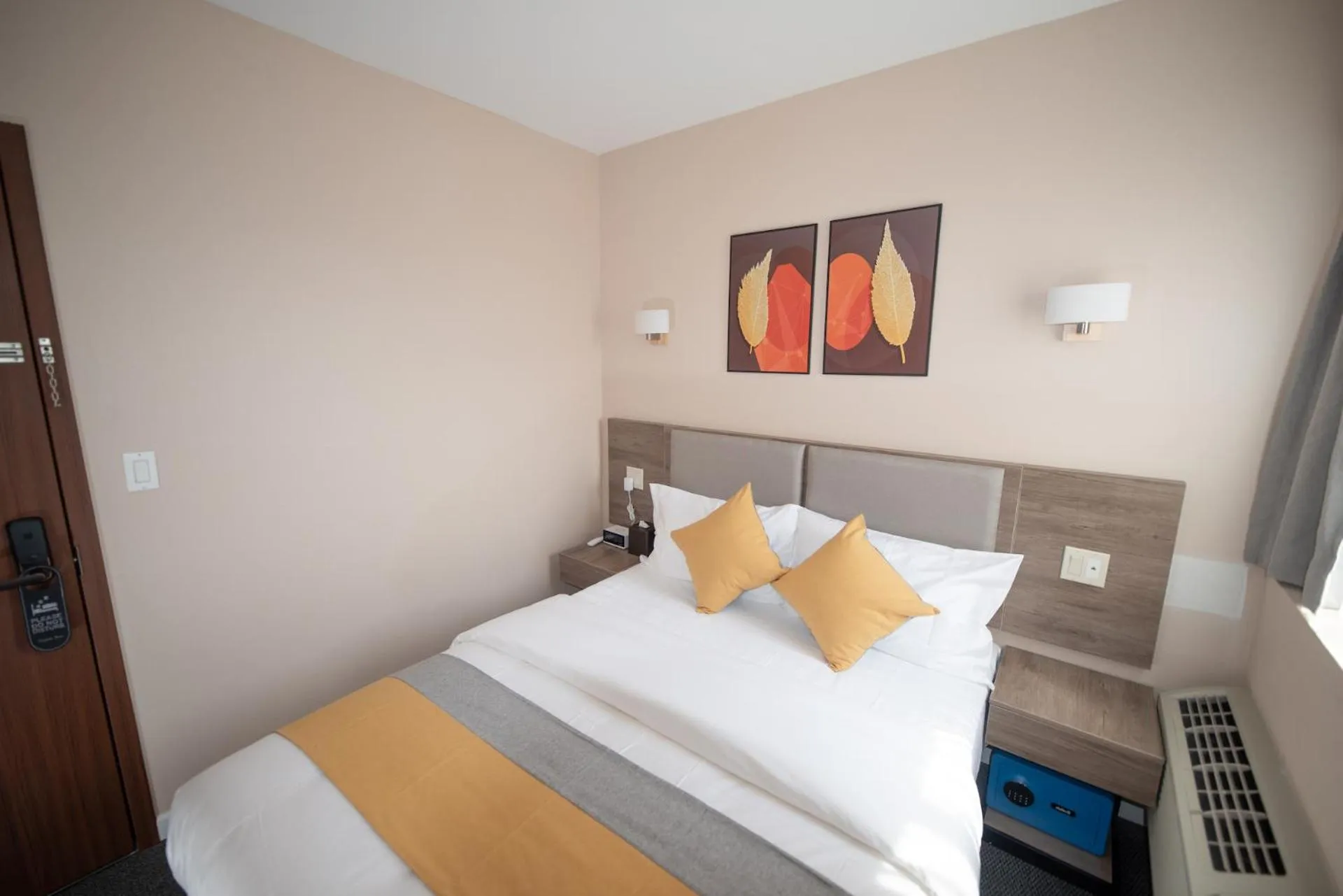 Bedroom, Bed in Flushing Garden Hotel