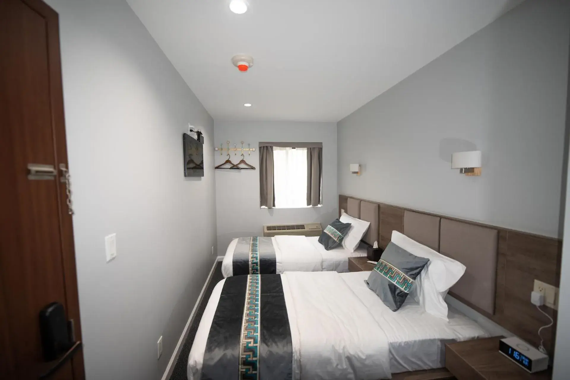 Photo of the whole room, Bed in Flushing Garden Hotel Photo of the whole room, Bed in Flushing Garden Hotel