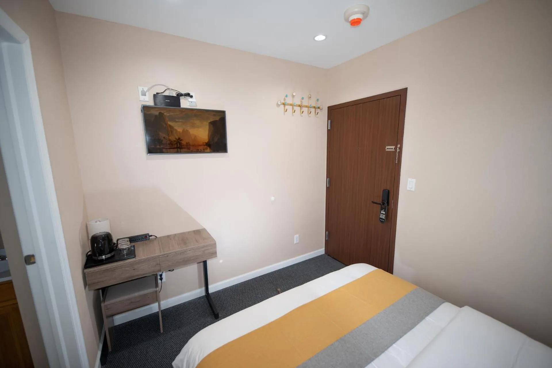 Photo of the whole room, Bed in Flushing Garden Hotel