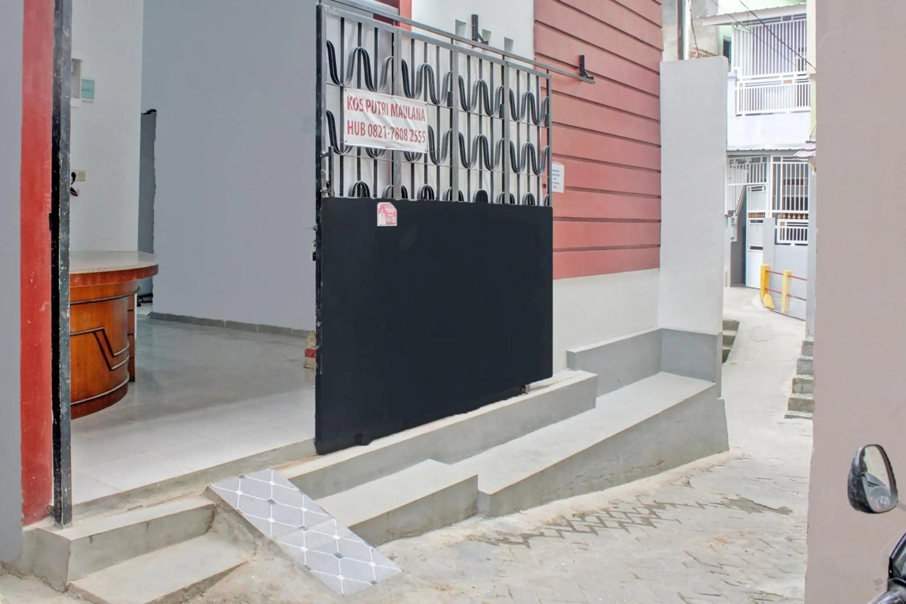 Facade/entrance in OYO Life 92509 Maulana Guest House Simpur