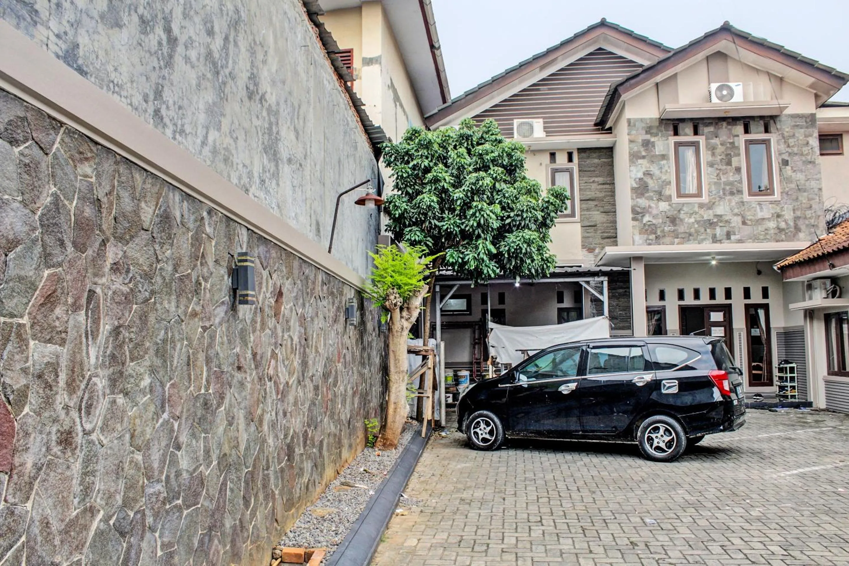 Facade/entrance in OYO Life 92509 Maulana Guest House Simpur