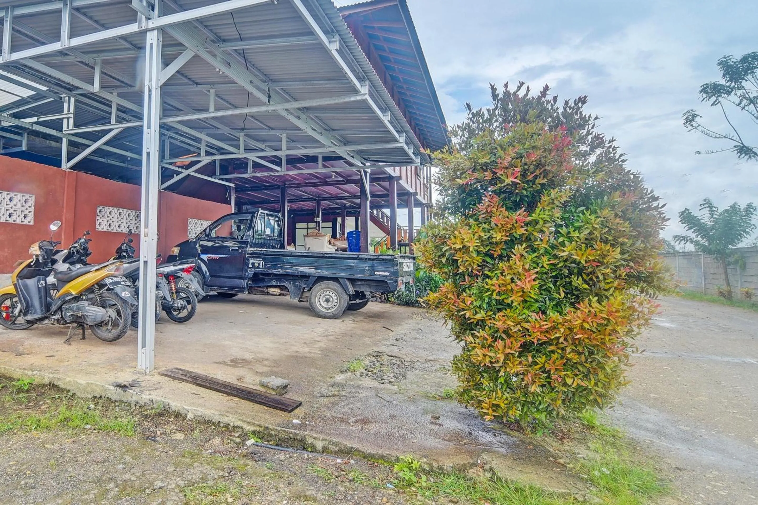 Facade/entrance in Hotel O Wawi Kadio Homestay