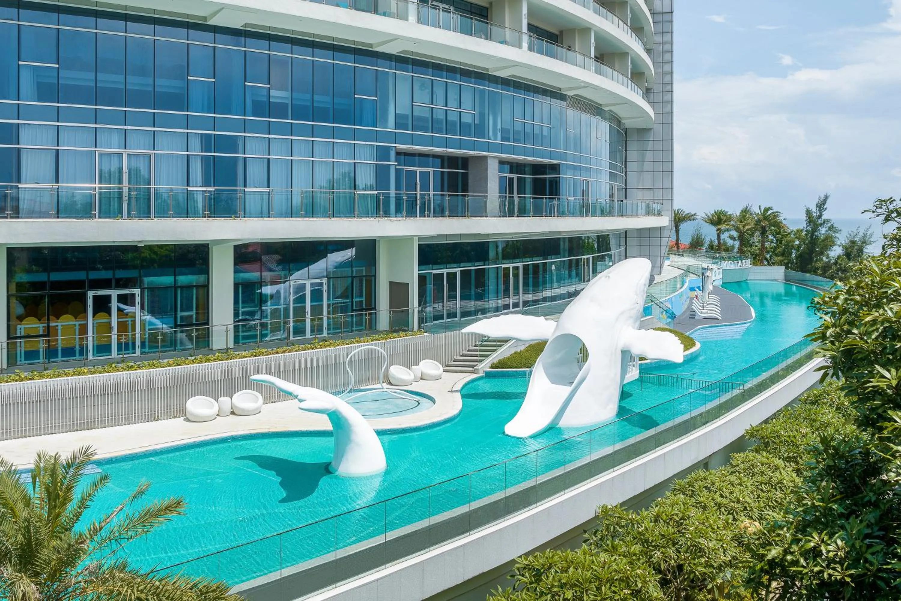 Swimming pool in Sheraton Beihai Resort