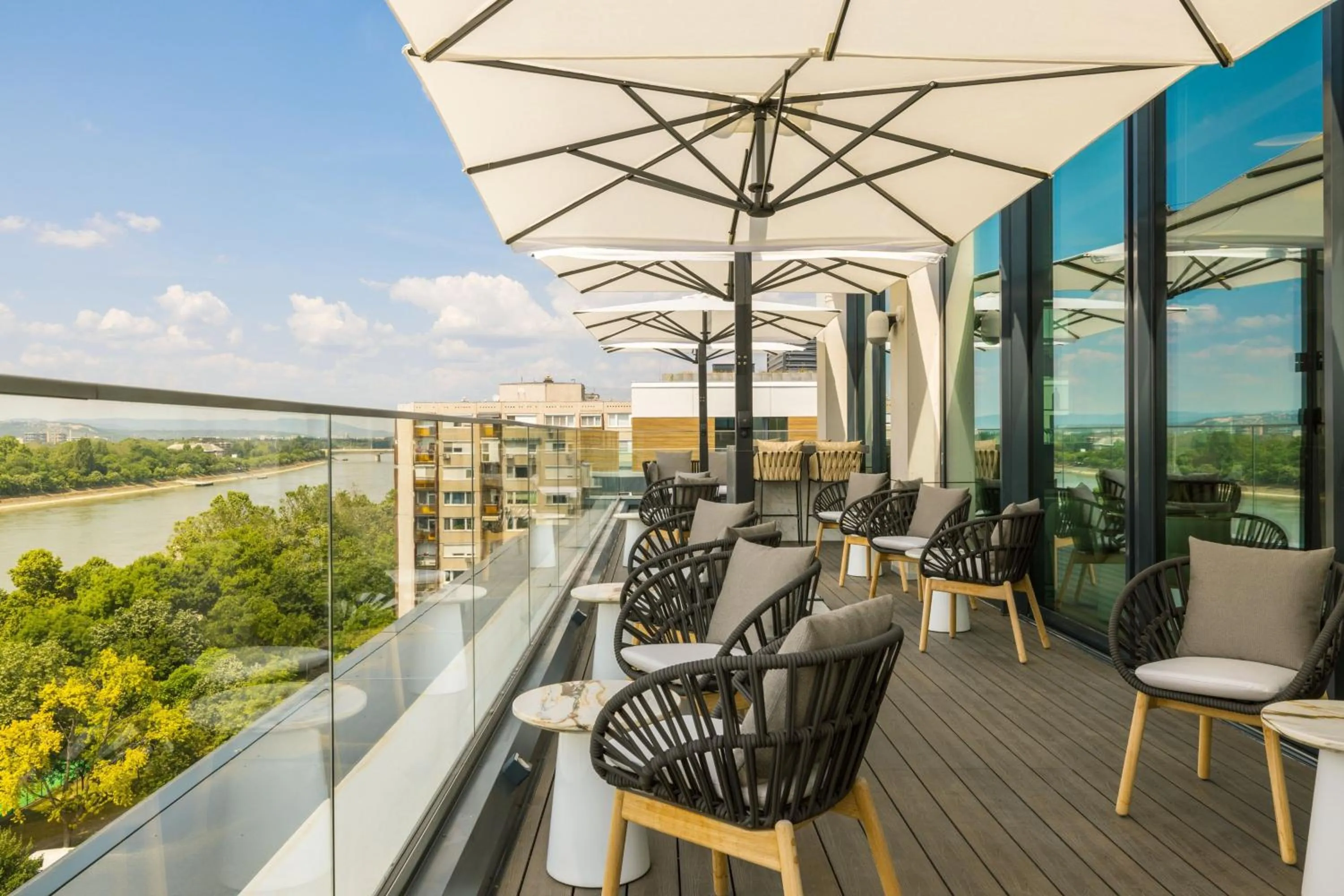 Lounge or bar in Four Points by Sheraton Budapest Danube