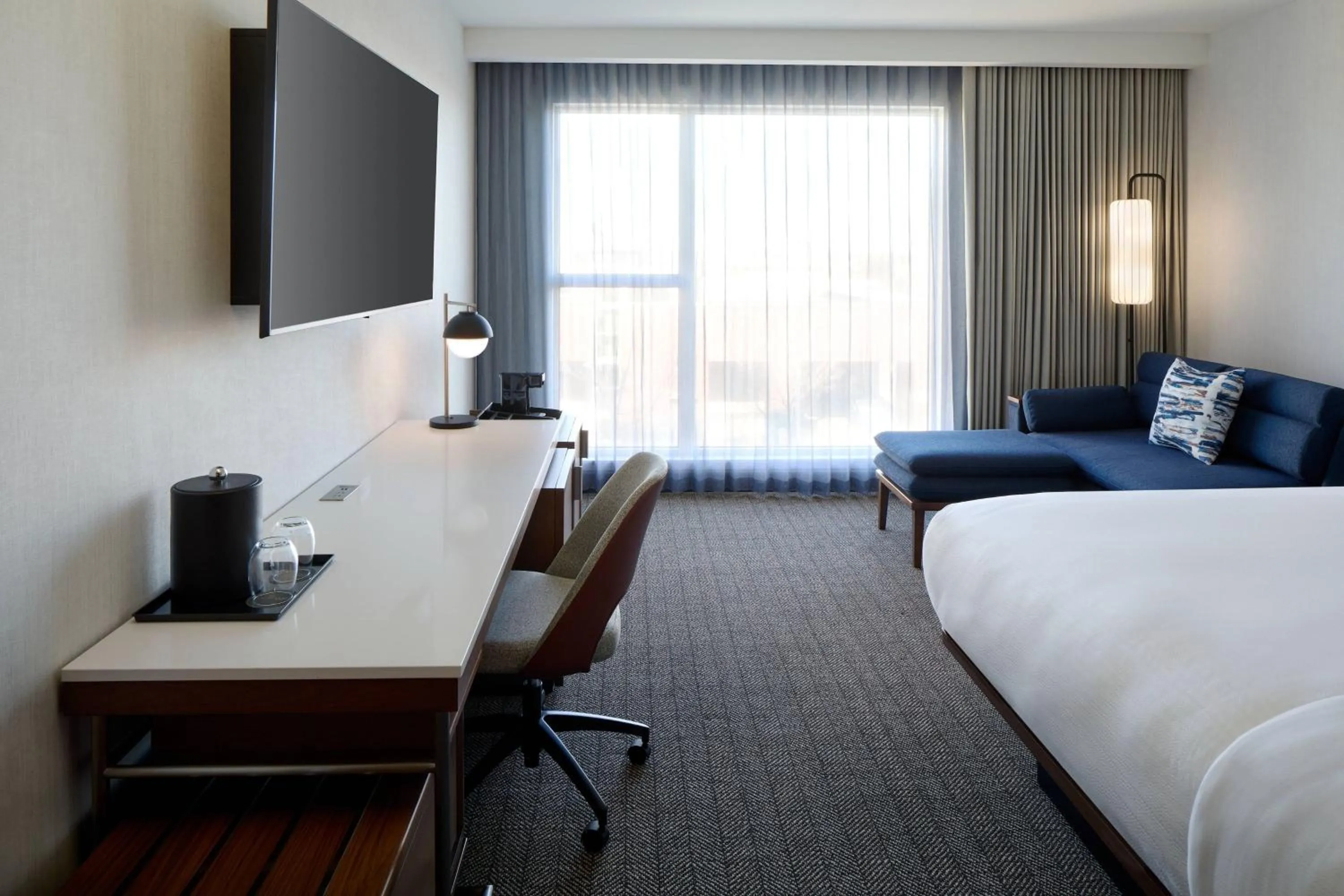 Photo of the whole room, Bed in Courtyard by Marriott Montreal Laval