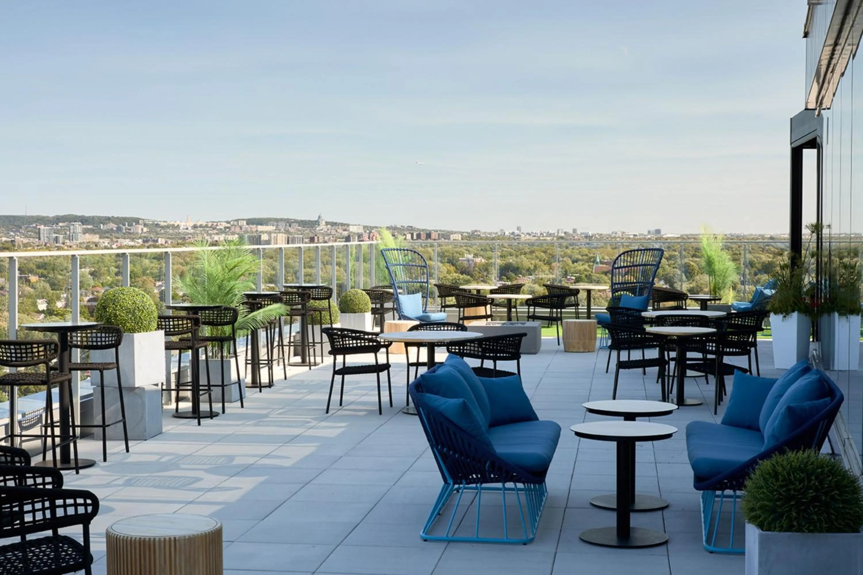 Lounge or bar in Courtyard by Marriott Montreal Laval