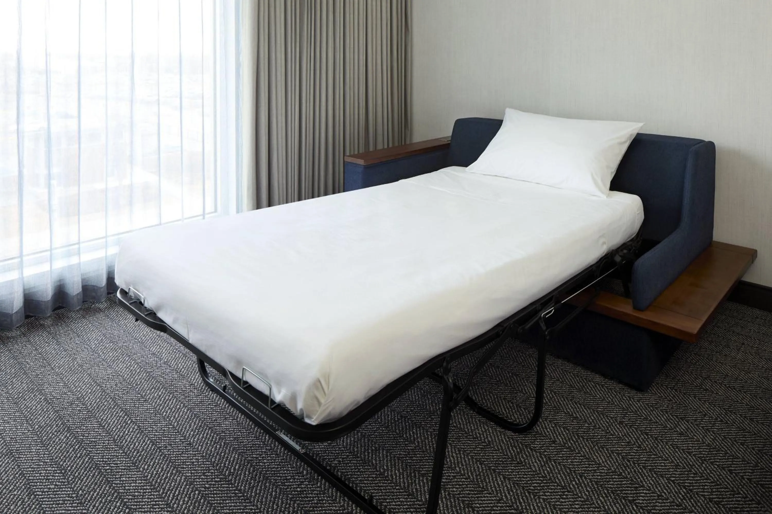 Photo of the whole room, Bed in Courtyard by Marriott Montreal Laval