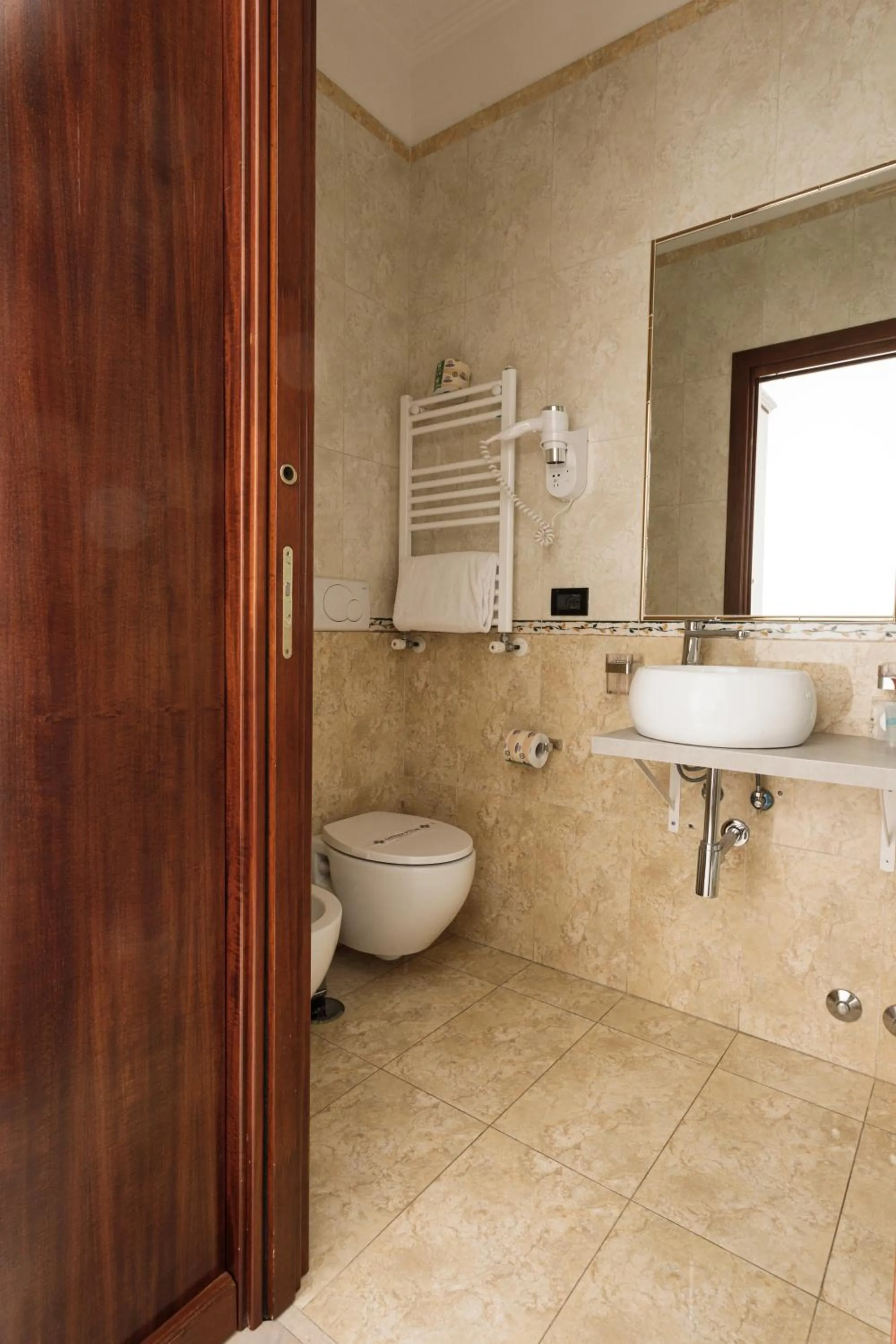 Shower in Glam Luxury Rome