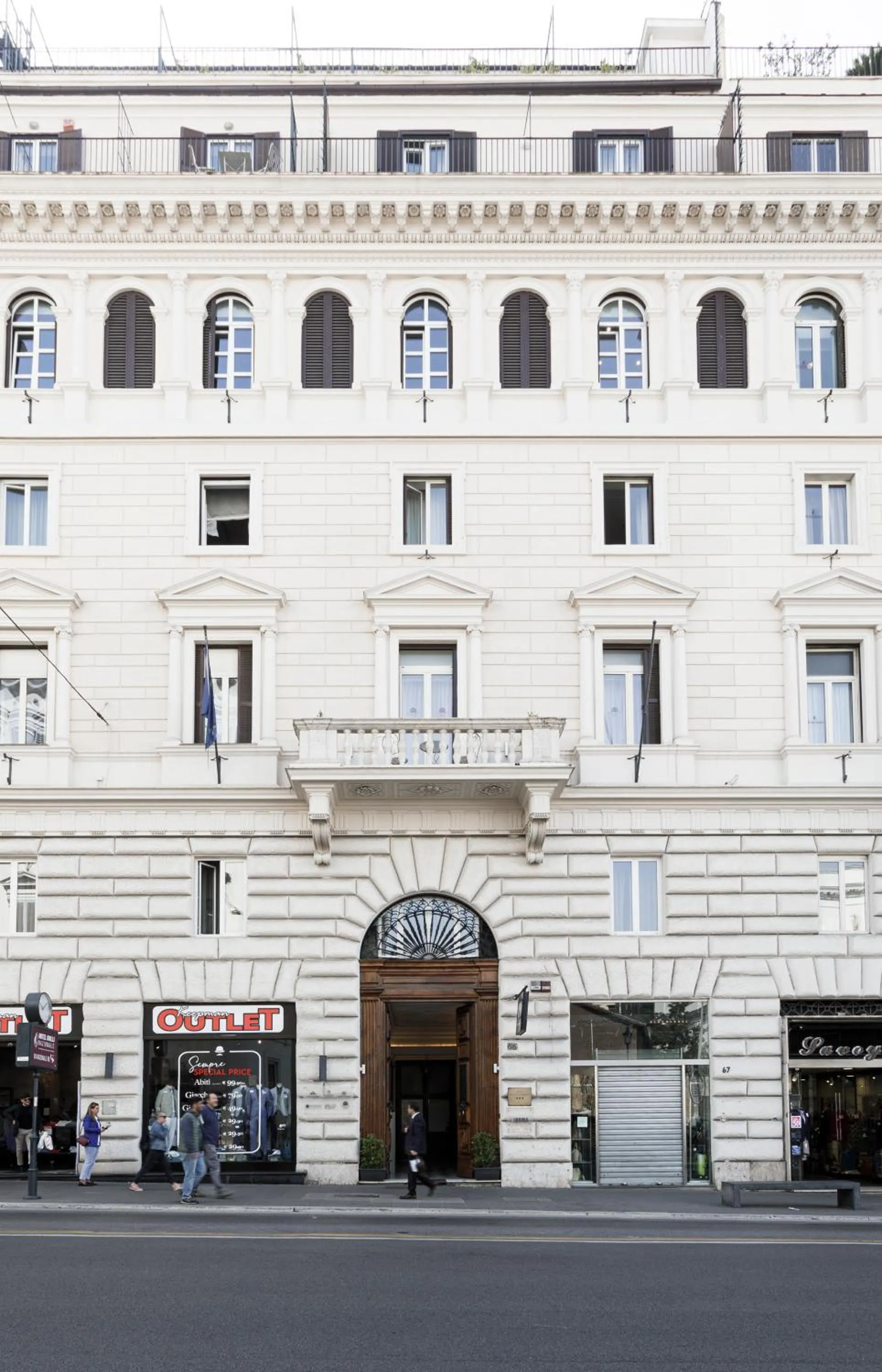 Property building in Glam Luxury Rome