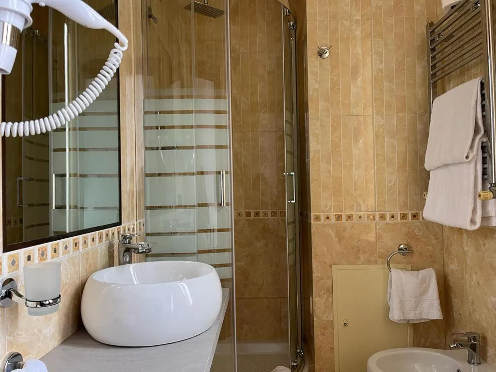 Shower in Glam Luxury Rome