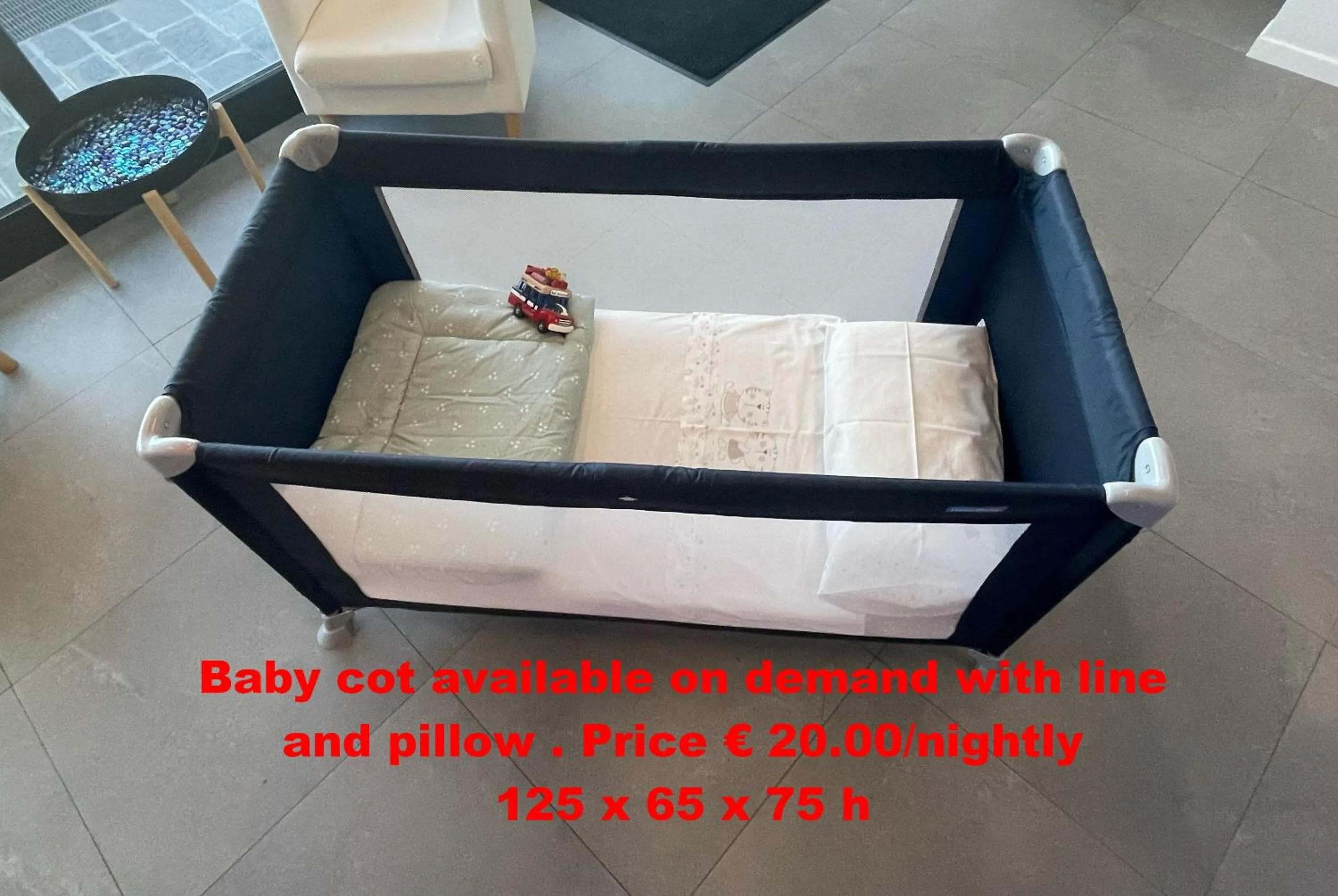 cot in Splendido Apartment DesenzanoLoft Official Partner Homes & Villas by Marriott Bonvoy
