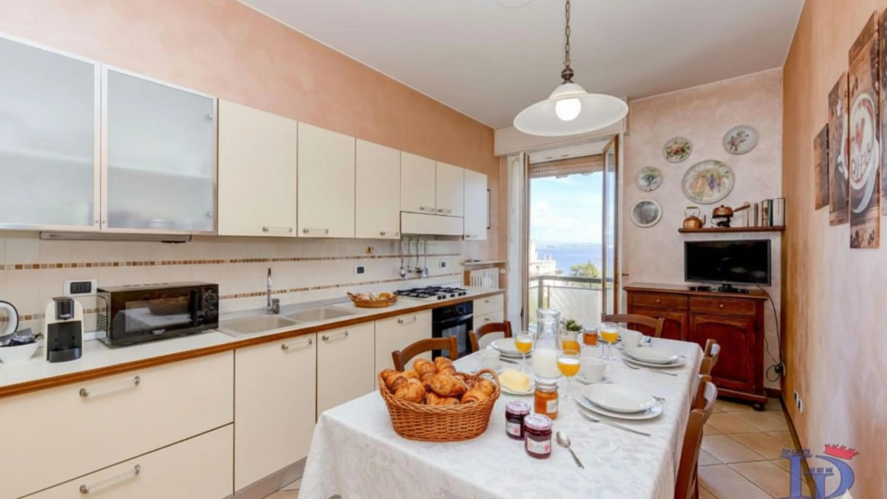 TV and multimedia in Splendido Apartment DesenzanoLoft Official Partner Homes & Villas by Marriott Bonvoy