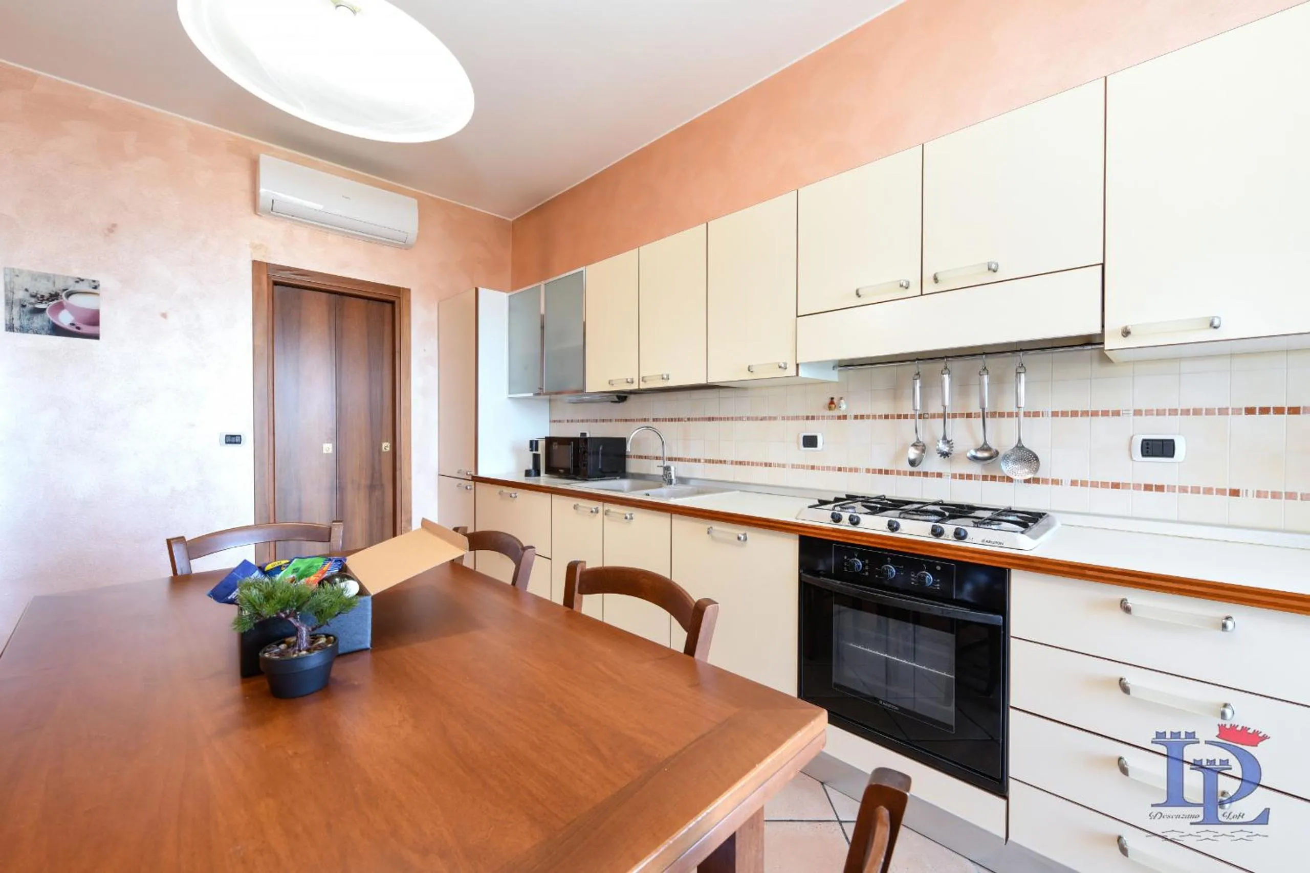 Kitchen or kitchenette in Splendido Apartment DesenzanoLoft Official Partner Homes & Villas by Marriott Bonvoy