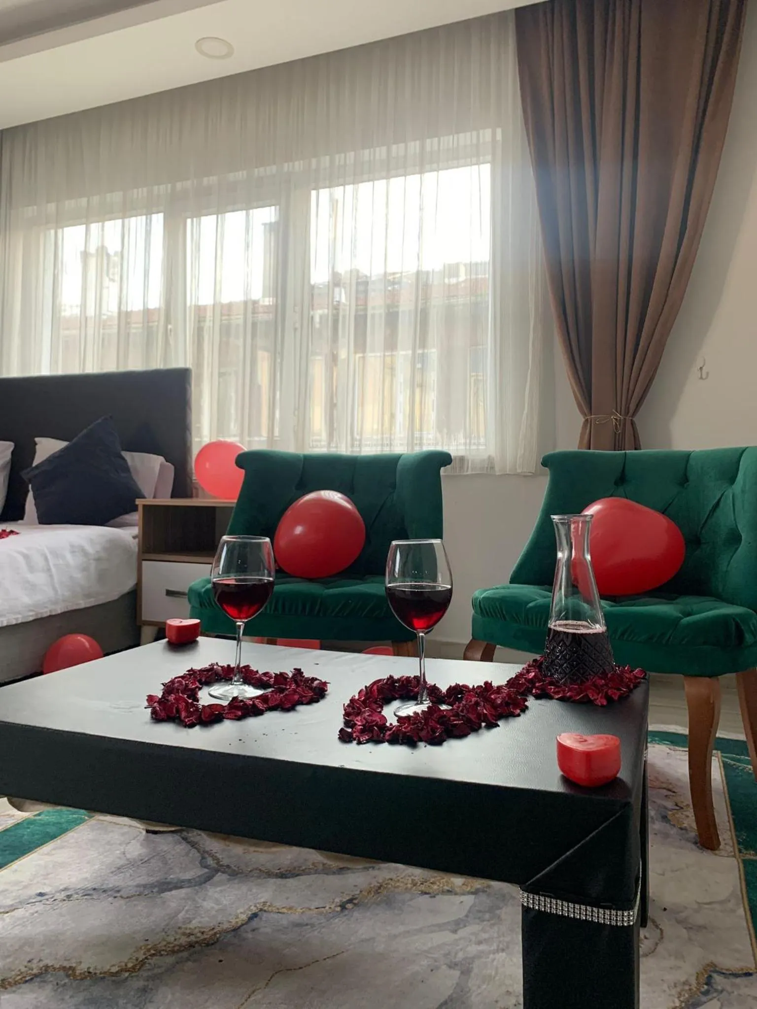 Communal lounge/ TV room in Luu Hotel