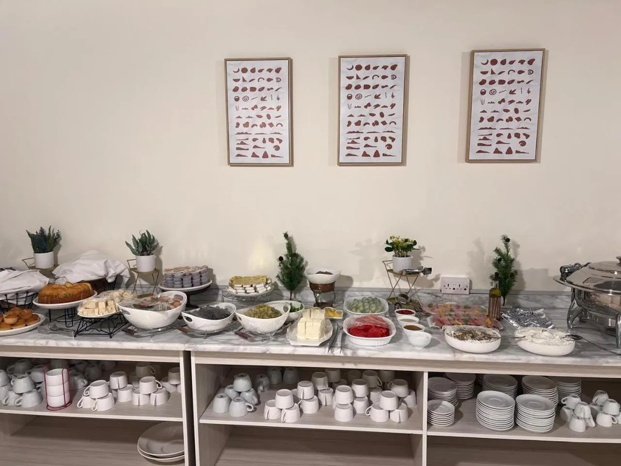 Restaurant/places to eat in Sky Hotel