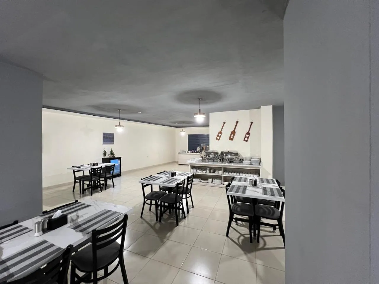 Restaurant/places to eat in Sky Hotel