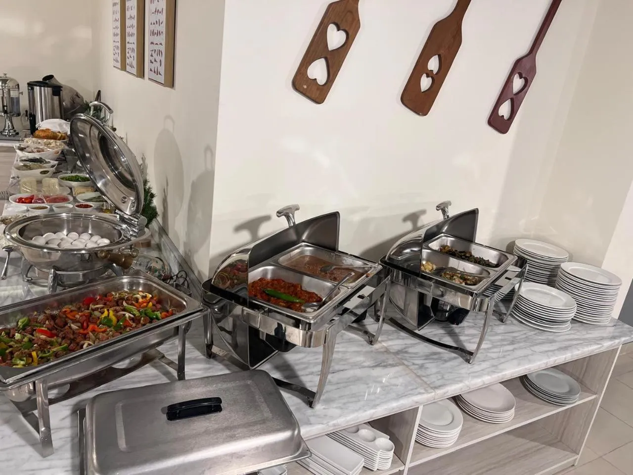 Restaurant/places to eat in Sky Hotel