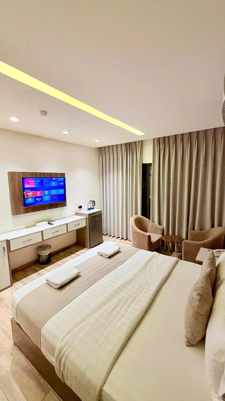 Photo of the whole room, Bed in Sky Hotel