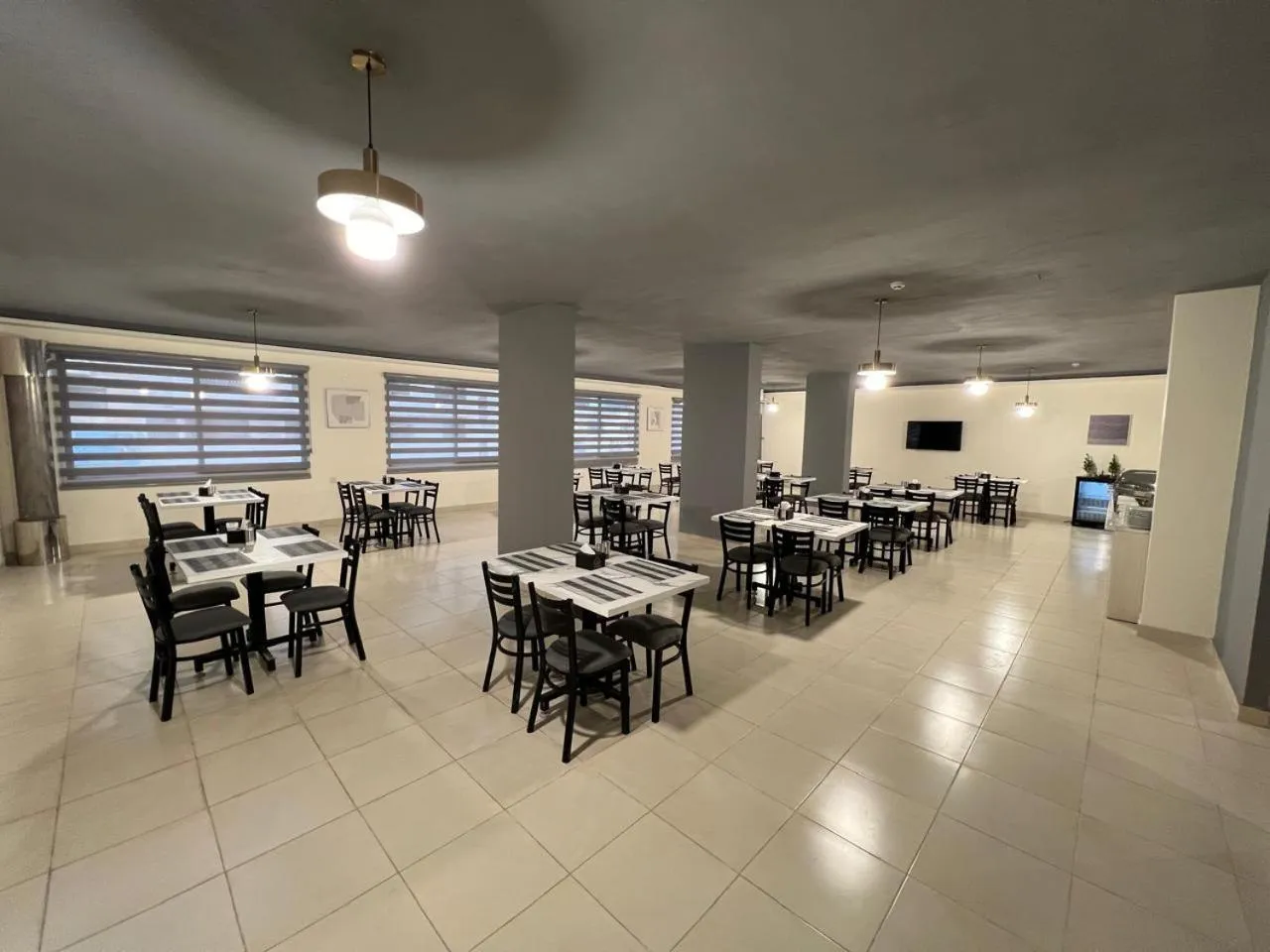 Restaurant/places to eat in Sky Hotel